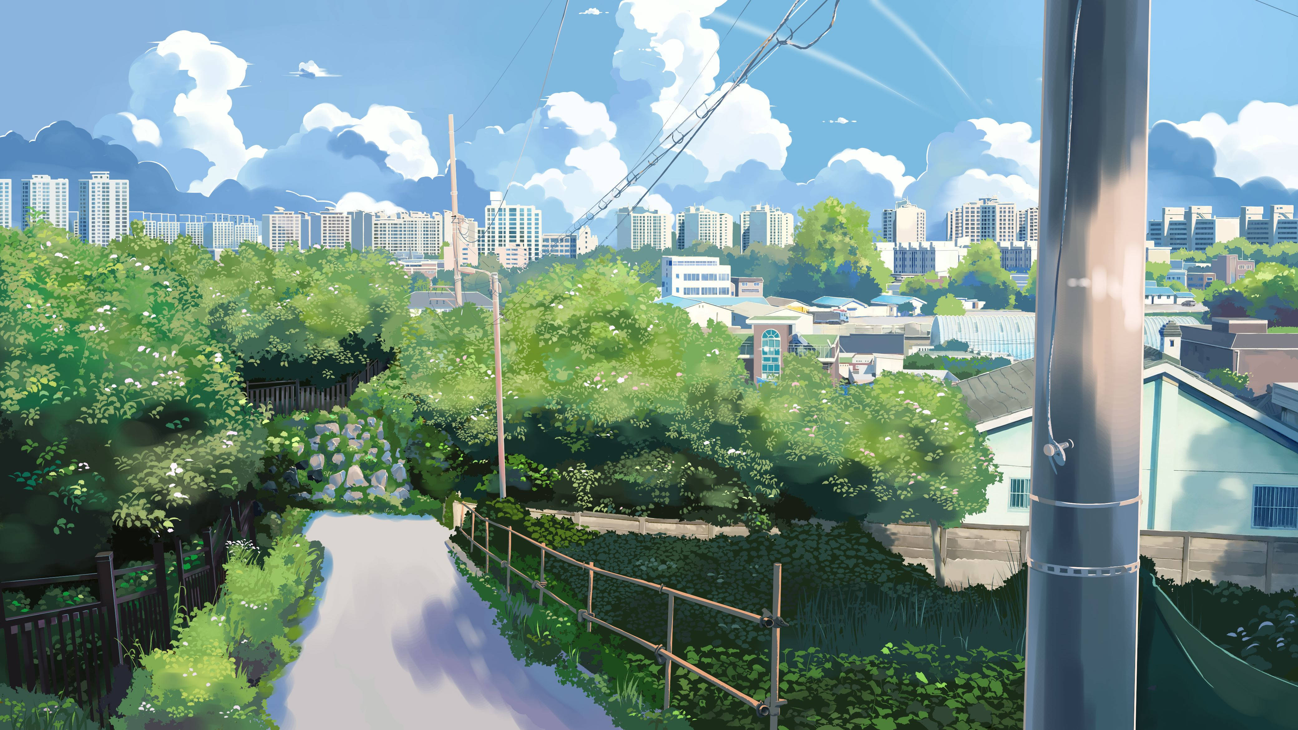 動漫城市 桌布 壁紙 — 一條蜿蜒的小路穿過茂密的綠植，通往遠處的城市景觀，天空湛藍，白雲朵朵。