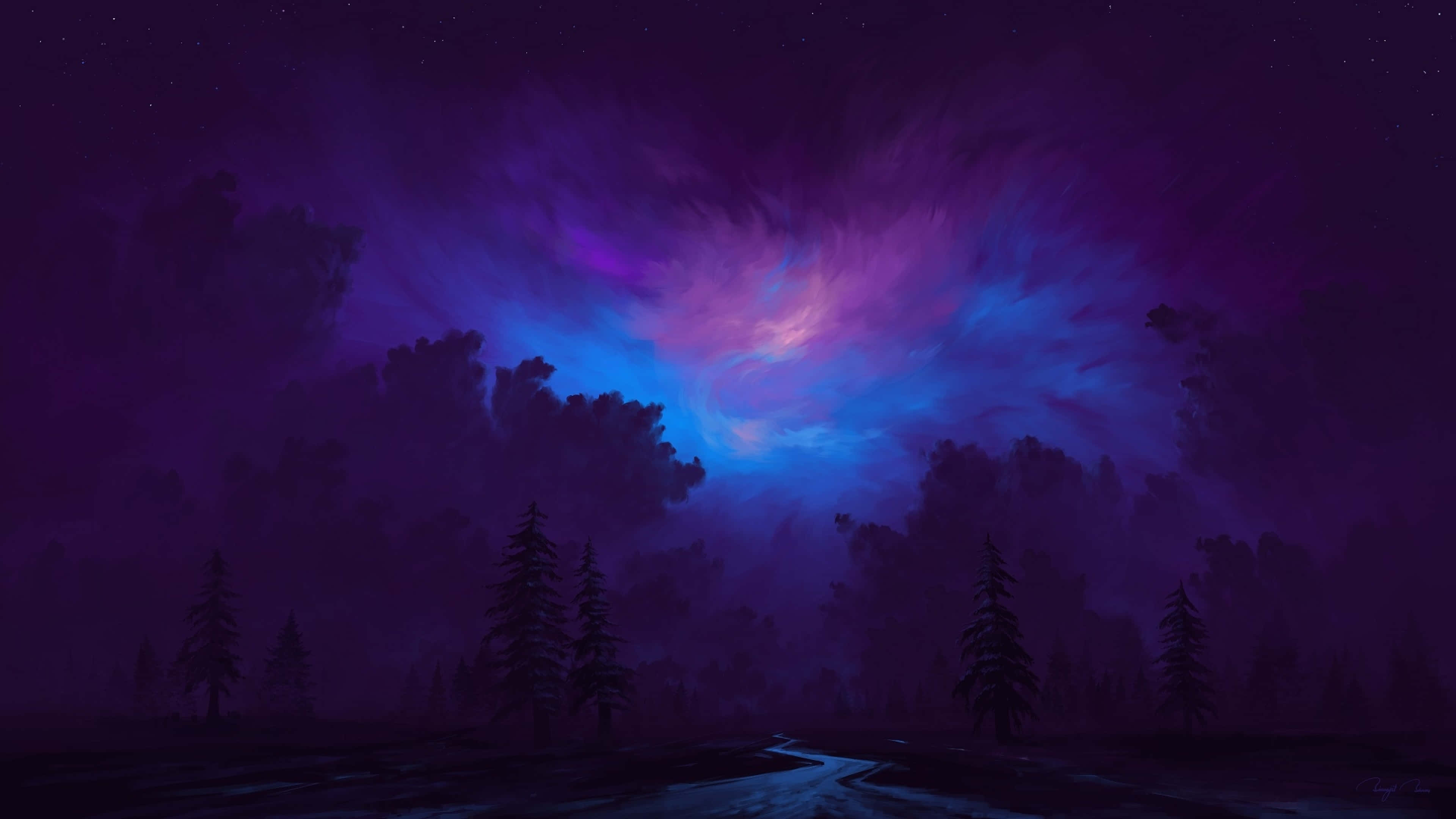 Starry Night Sky 桌布 壁紙 — 一條蜿蜒的小路穿過黑暗的松樹，通向夜晚暴風雲後閃爍的充滿活力的紫色和藍色極光。