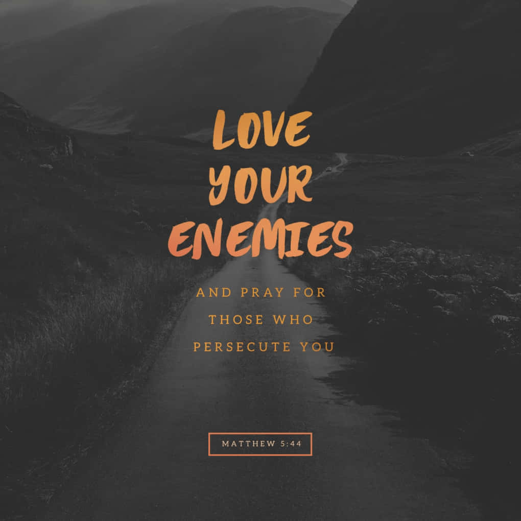 Lock Screen Aesthetic Bible Verse 桌布 壁紙 — 一條蜿蜒的山路消失在霧氣繚繞的山峰中，下方是引用馬太福音5:44的粗體橙色文字。