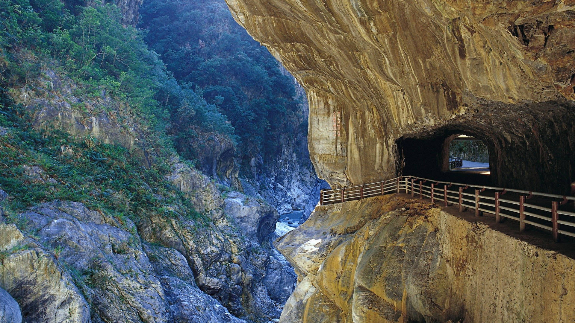一座建在懸崖邊的木橋，俯瞰著下方有河流的深峽谷。