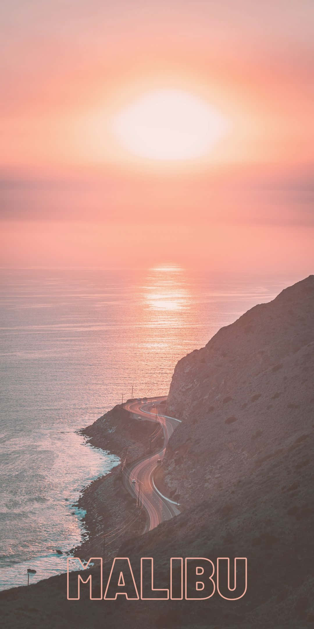 Mountains Sunset 桌布 壁紙 — 一條蜿蜒的海岸公路在日落時分緊貼懸崖，燦爛的太陽映照在平靜的海面上。