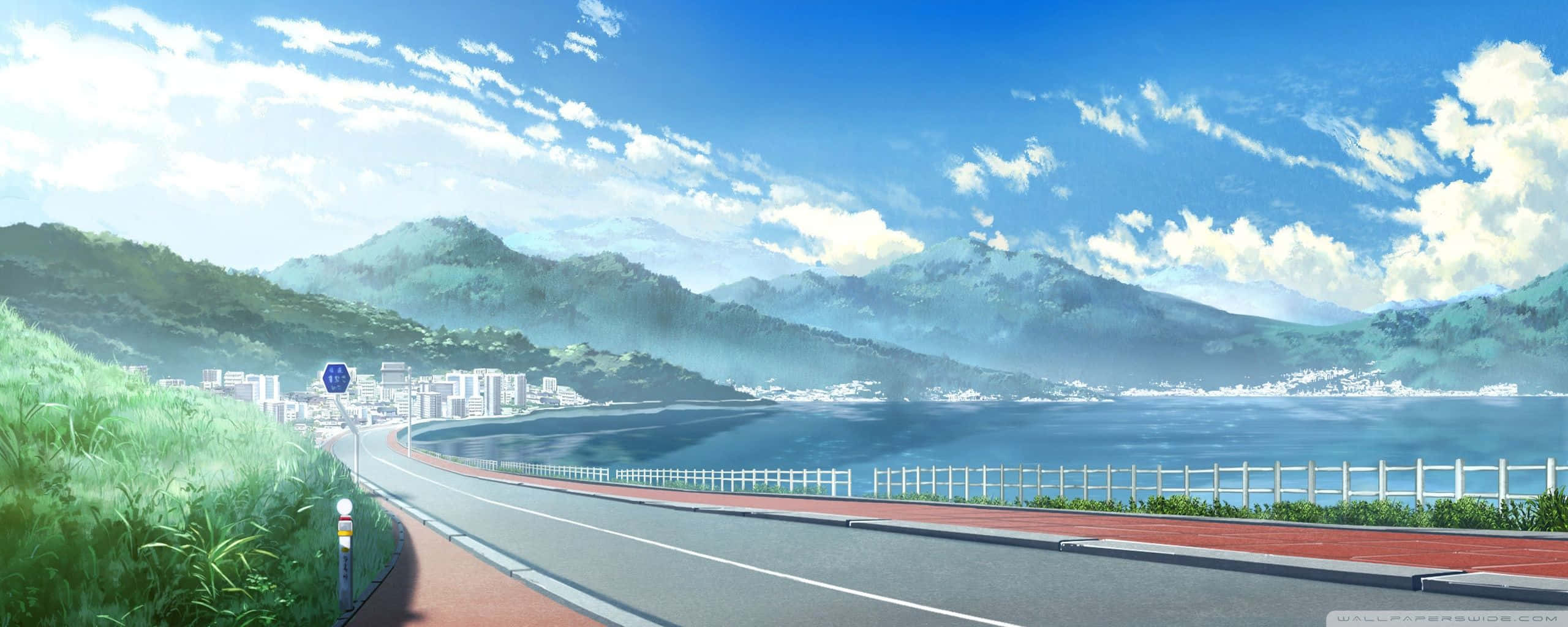 動畫風景 桌布 壁紙 — 一條蜿蜒的海岸公路擁抱著寧靜的藍色大海，霧氣瀰漫的綠色山脈在晴朗的天空下。