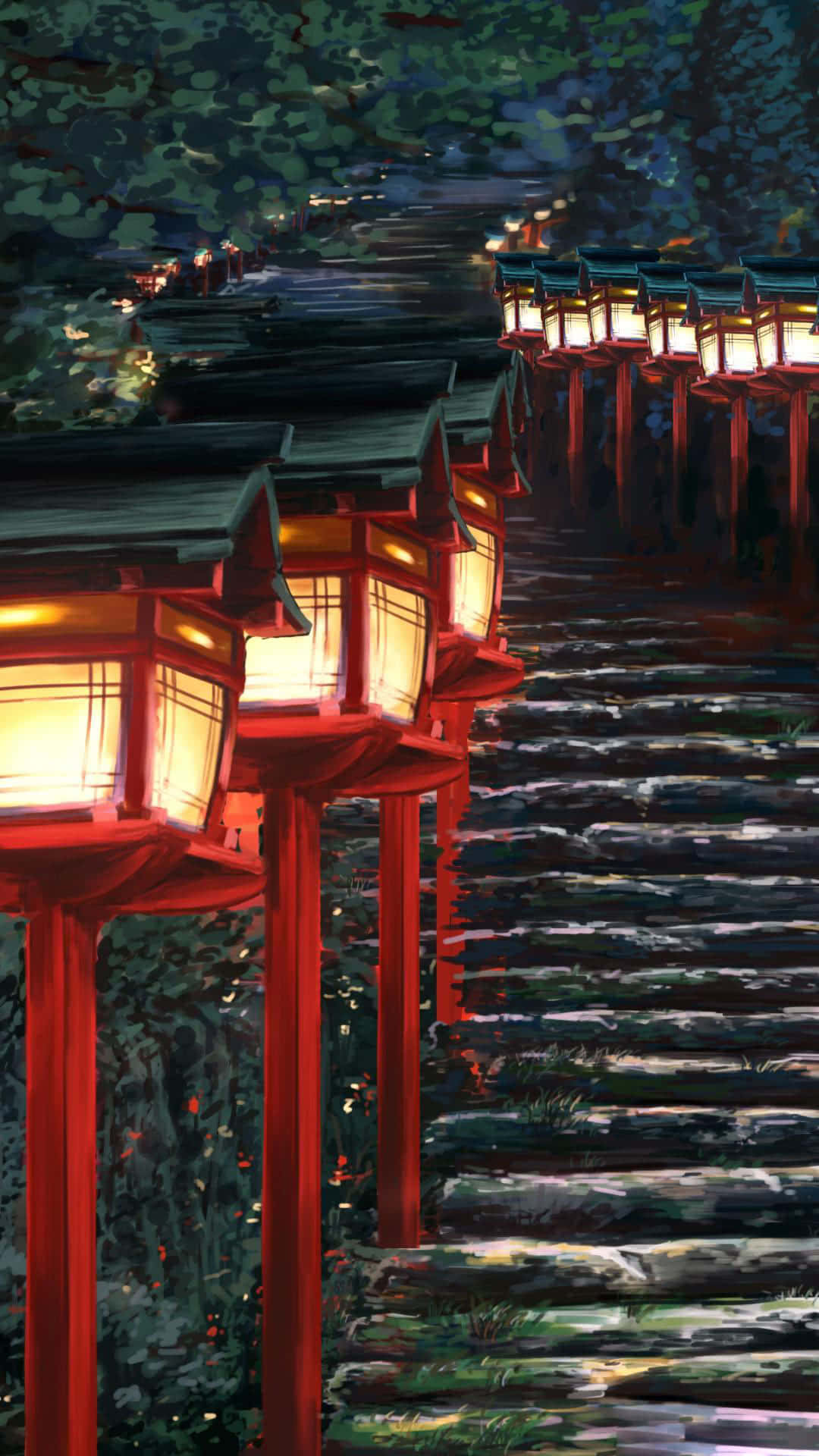 Shinto 桌布 壁紙 — 一條蜿蜒的石徑穿過霧氣瀰漫的森林，兩旁掛滿了在暮色中散發溫暖光芒的紅色燈籠。