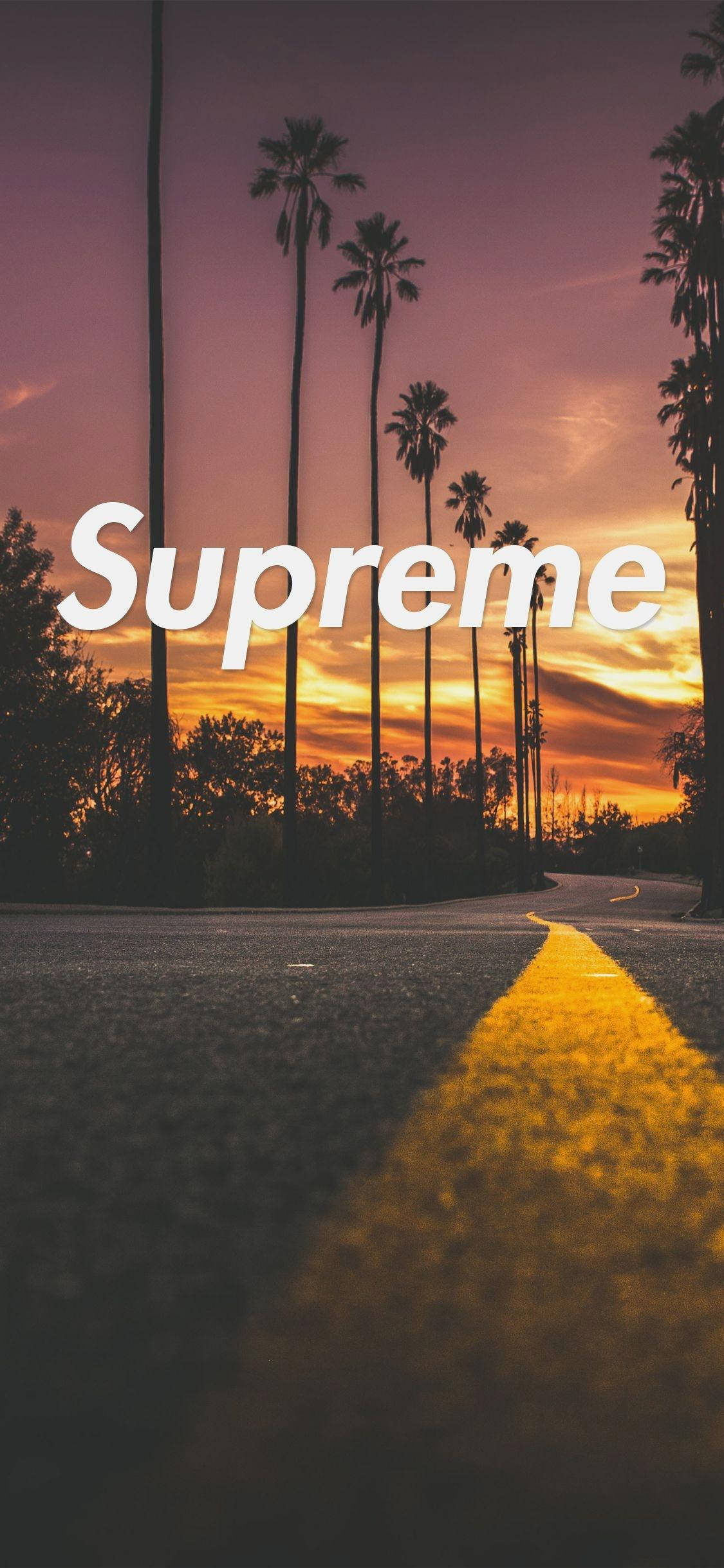 orange supreme 桌布 壁紙 — 一條蜿蜒的道路兩旁種滿棕櫚樹，在充滿活力的日落天空下，疊加了Supreme字樣。