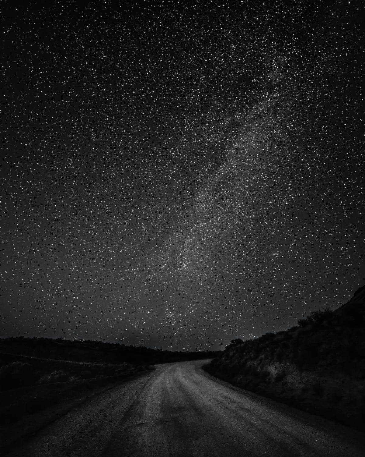 Stars 桌布 壁紙 — 一條蜿蜒的道路在令人嘆為觀止的星空下延伸，銀河在頭頂閃耀。