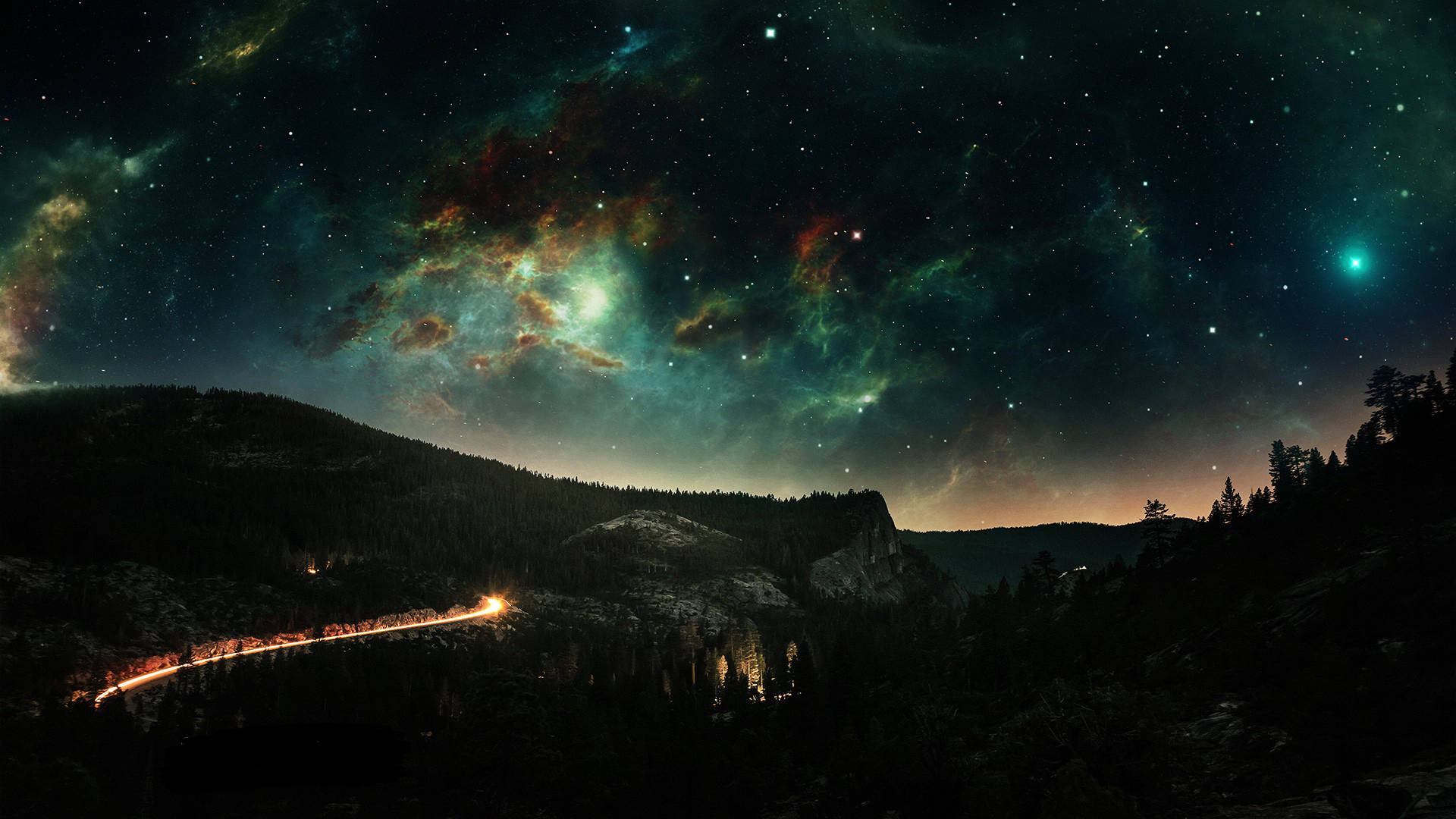 風景 桌布 壁紙 — 一條蜿蜒的道路在充滿活力的星空下閃耀，星空中帶有色彩繽紛的星雲，上方是黑暗的森林山脈。