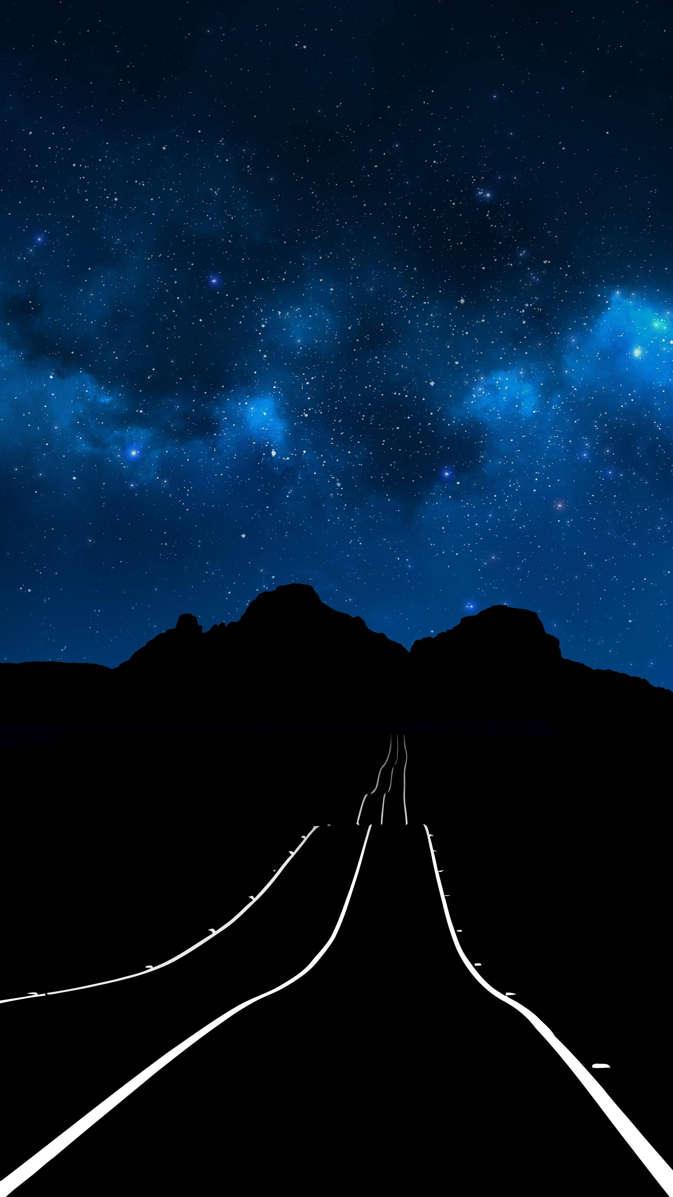 夜空 桌布 壁紙 — 一條蜿蜒的道路在充滿發光星雲的 vibrant 星空下延伸向遠山。