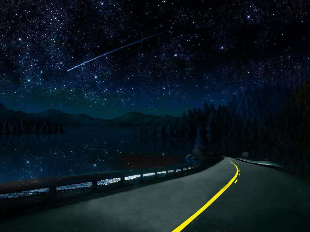 Road 桌布 壁紙 — 一條蜿蜒的道路在夜晚彎曲在星空旁，一顆流星劃過平靜的湖泊和森林上空。