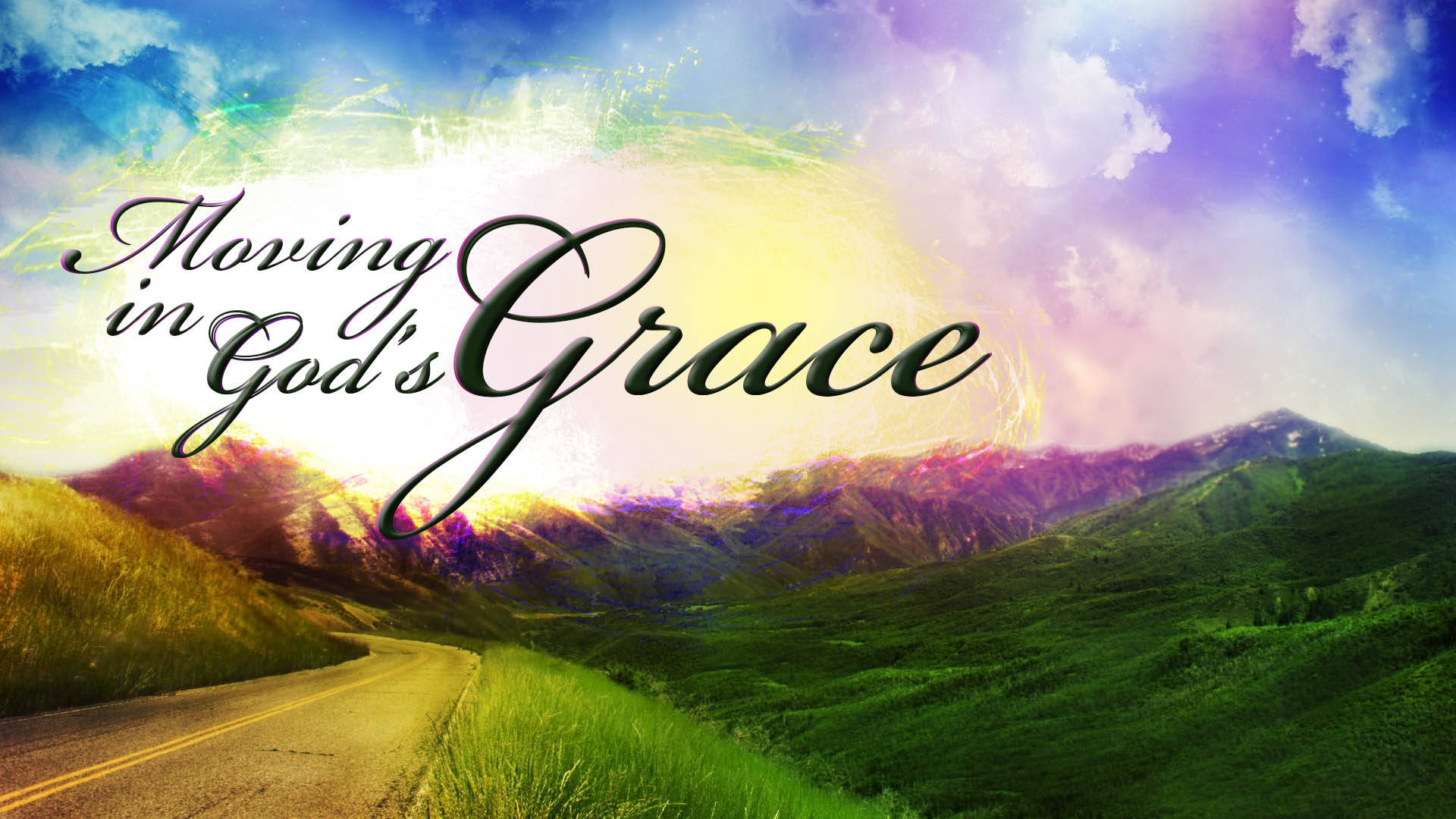 God Quotes 桌布 壁紙 — 一條蜿蜒的道路穿過充滿活力的綠色山脈，在燦爛多彩的天空下，優雅的字體寫著「Moving in God's Grace」。