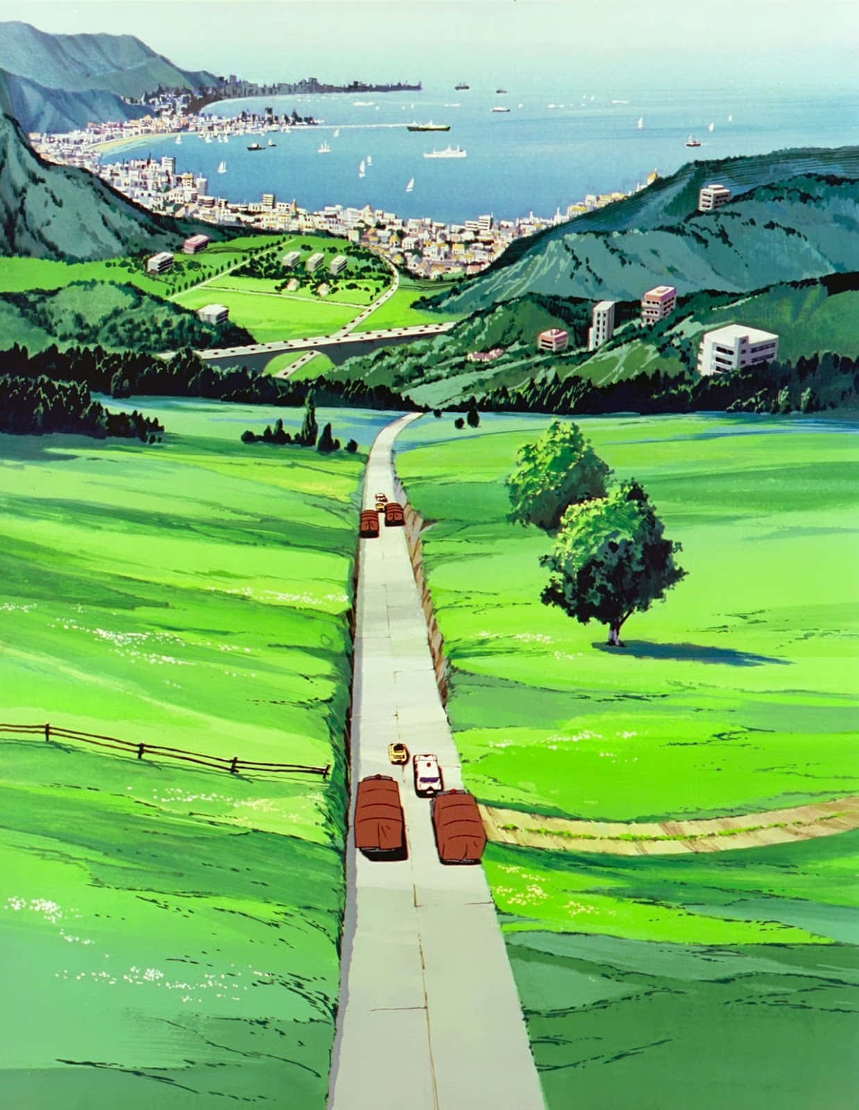 Lupin Iii The Castle Of Cagliostro 桌布 壁紙 — 一條蜿蜒的道路穿過充滿活力的綠色山丘，通往一個沿海城市，藍色的大海上點綴著船隻。
