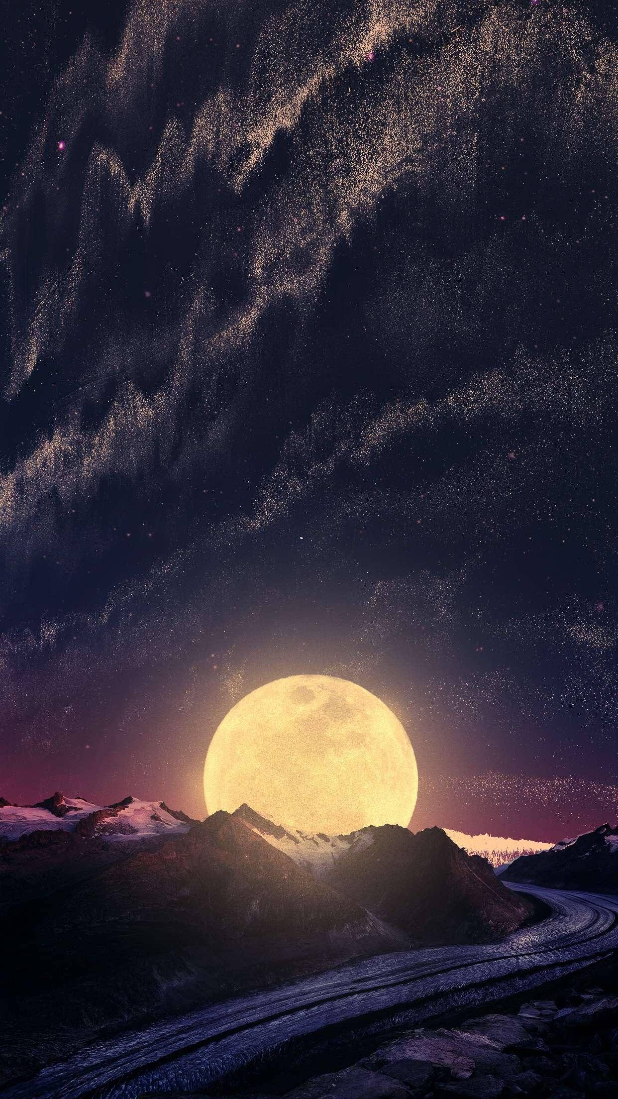 Moon Night Sky 桌布 壁紙 — 一條蜿蜒的道路穿過白雪覆蓋的山脈，在繁星點點的紫色夜空下，一輪巨大的發光月亮高懸。