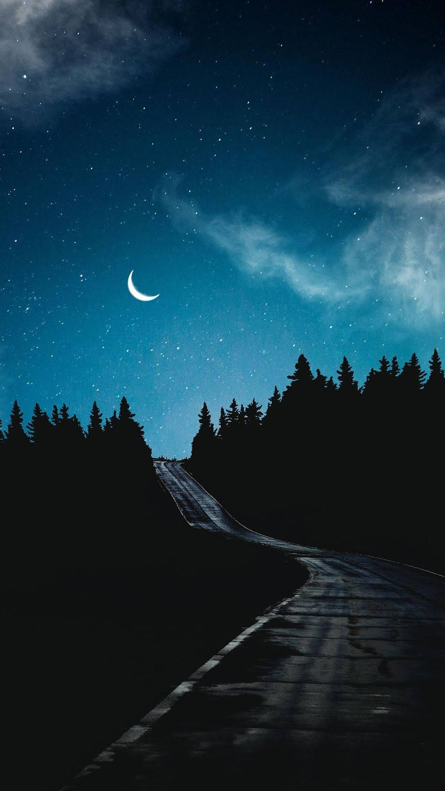 Crescent 桌布 壁紙 — 一條蜿蜒的道路穿過黑暗的森林，上方是繁星點點的夜空，掛著一彎新月和縷縷薄雲。
