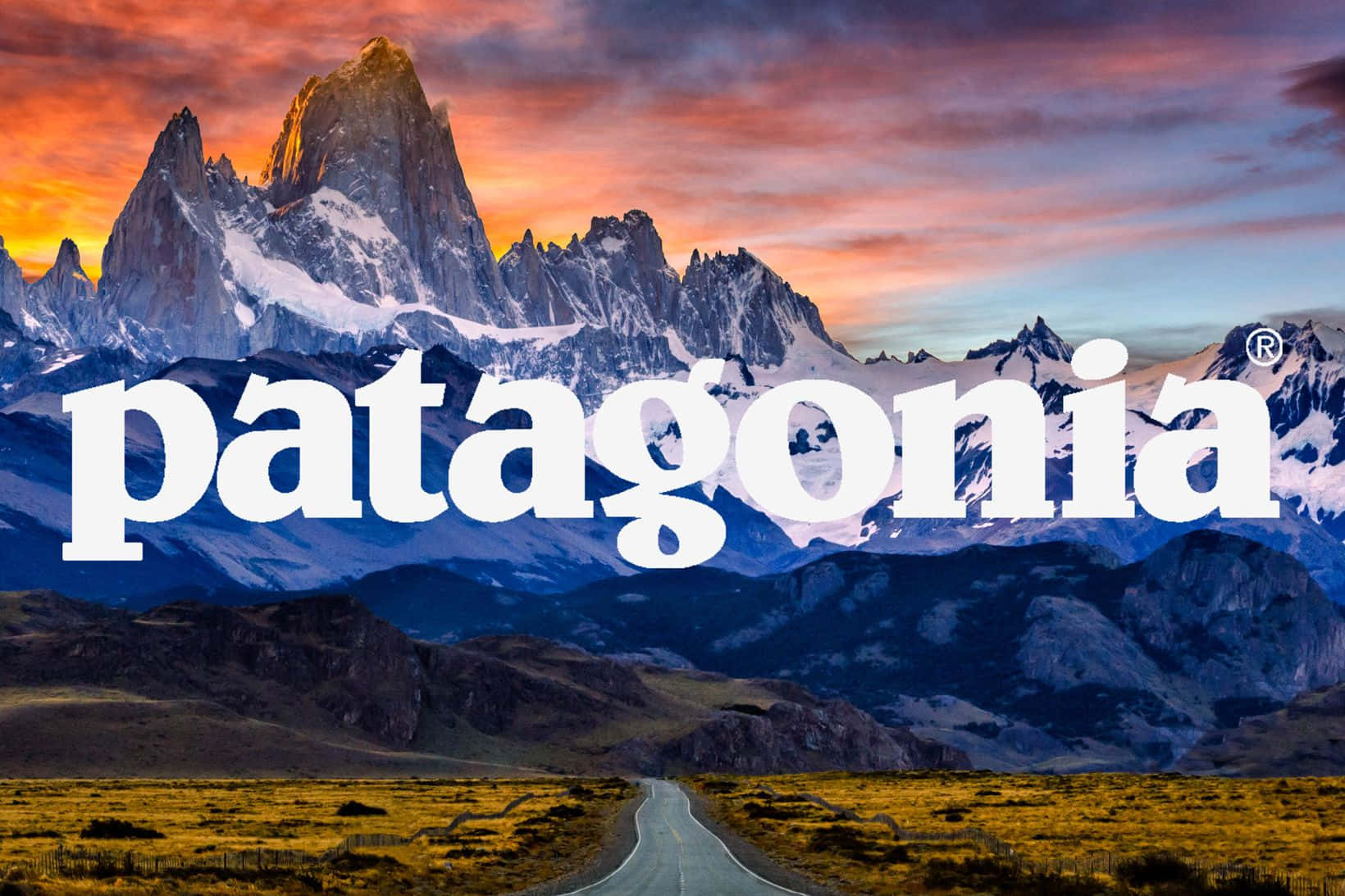 Patagonia 桌布 壁紙 — 一條蜿蜒的道路通向白雪覆蓋的山峰，在火紅的夕陽天空下，疊加了Patagonia標誌。