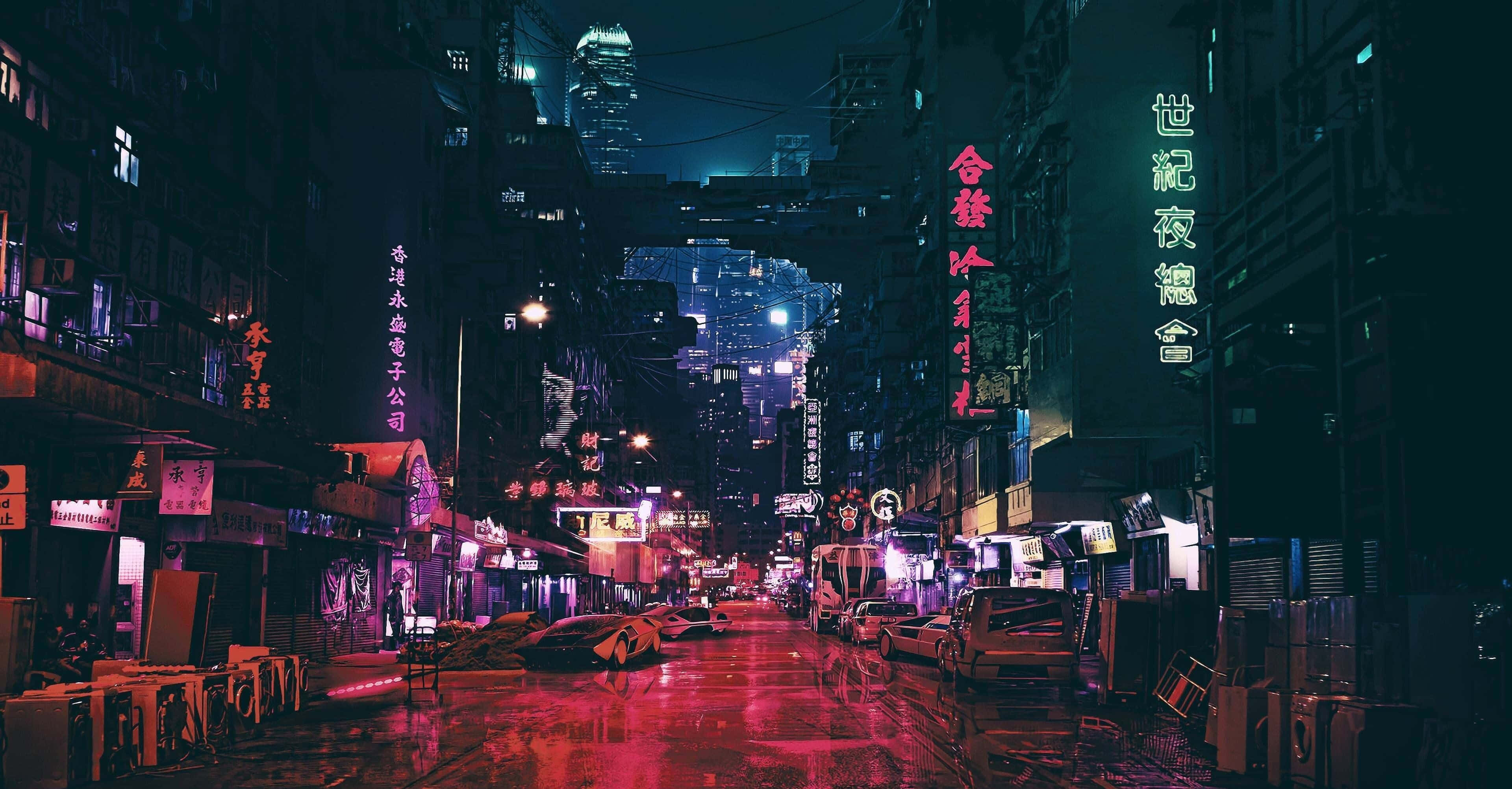 Retro Aesthetic 桌布 壁紙 — 一條被雨水打濕、霓虹燈照亮的小巷，在密集的城市夜晚，反射出閃爍的招牌和高聳的建築物，在黑暗的天空下。