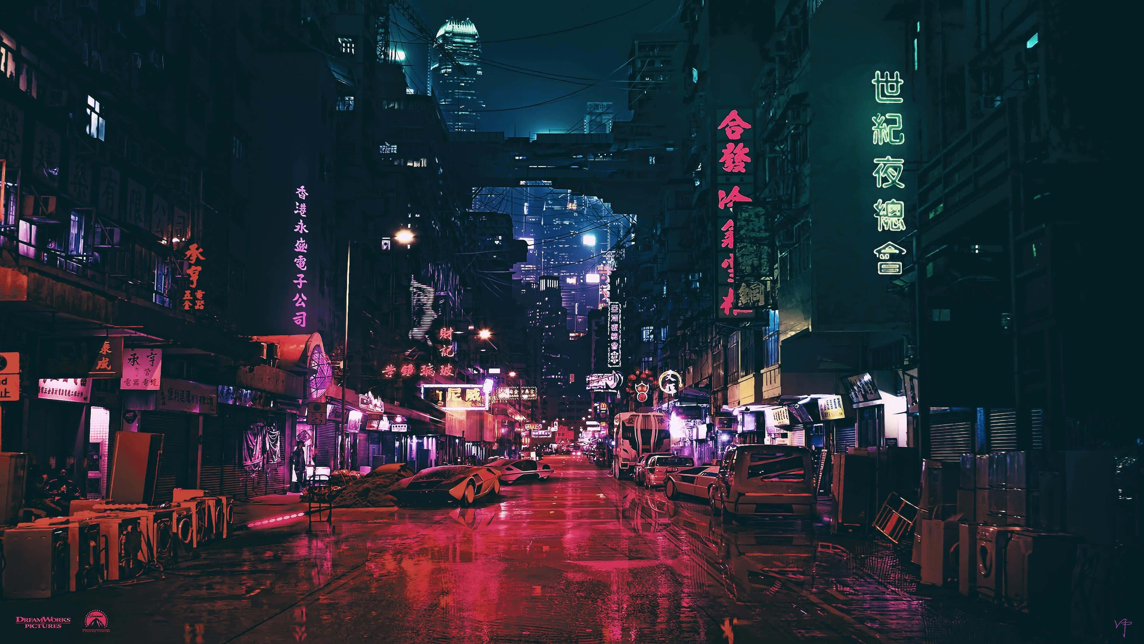 桌布 壁紙 — 一條被雨水浸濕、霓虹燈照亮的小巷，在密集的城市夜晚，反射出高聳建築物和發光招牌的鮮豔粉紅和藍色燈光。