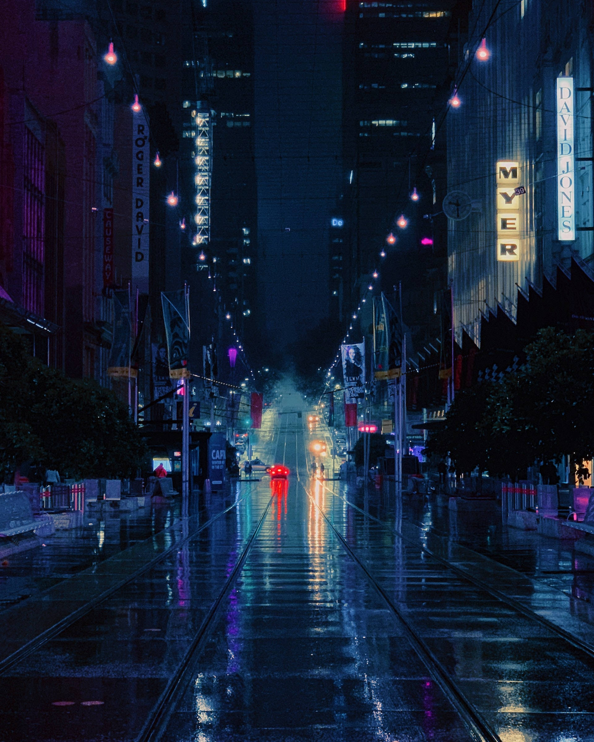夜空 桌布 壁紙 — 一條被雨水浸濕的夜晚城市街道，反射著高聳建築物和發光招牌的霓虹燈光。
