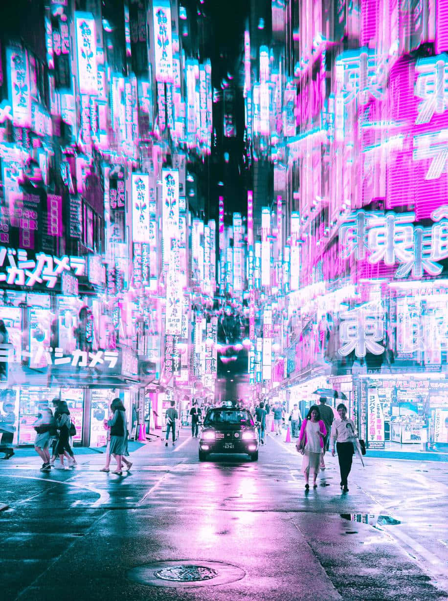 日本 桌布 壁紙 — 一條被雨水浸濕的東京街道在夜晚閃爍著霓虹粉紅和青色的招牌，倒映在濕漉漉的路面上，行人與一輛汽車穿梭於這條賽博龐克小巷。