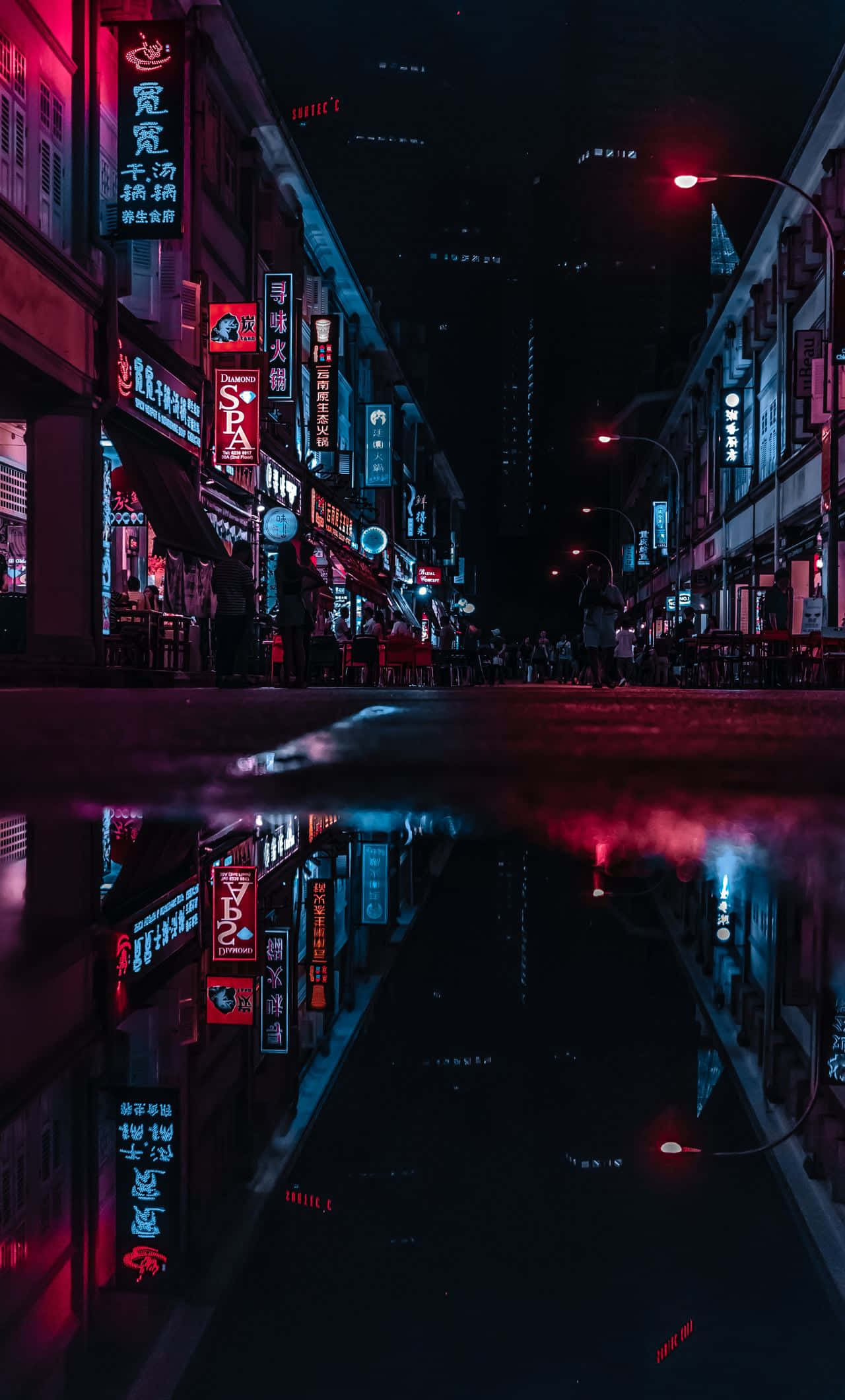 iPhone Neon 桌布 壁紙 — 一條被雨水浸濕的都市街道在夜晚反射出閃爍店面的霓虹招牌，散發著陰鬱的賽博龐克光芒。