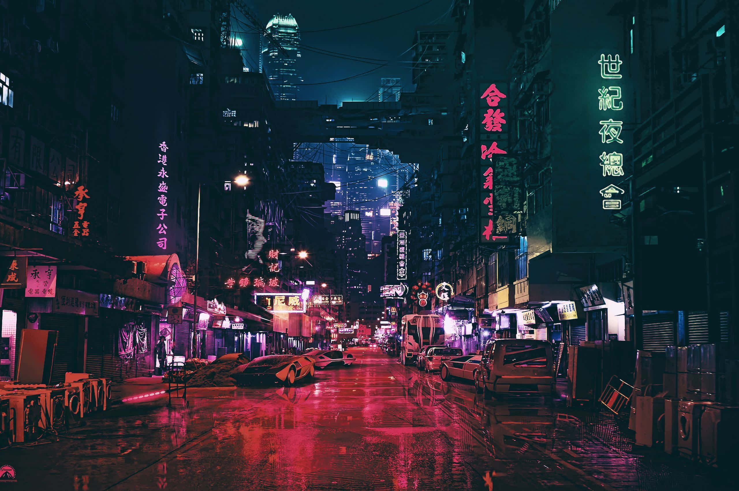City Pixel Art 桌布 壁紙 — 一條被霓虹燈浸透、雨水淋濕的城市小巷，在夜晚將發光的招牌反射在濕漉漉的人行道上，高樓大廈聳立其間。