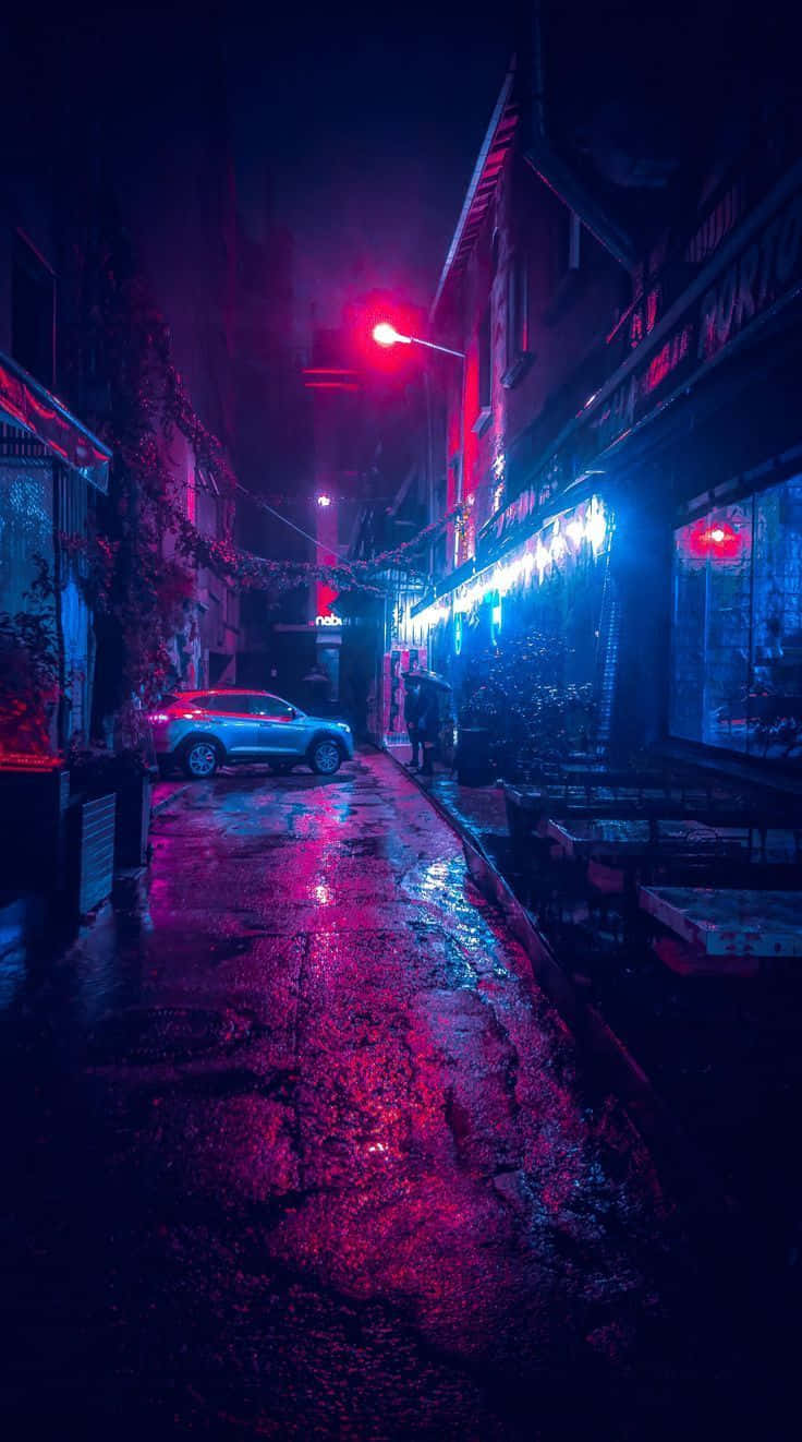 Neon Aesthetic Phone 桌布 壁紙 — 一條被霓虹燈浸透的小巷，夜晚濕漉漉的人行道反射著商店櫥窗和停泊汽車的紅藍燈光。