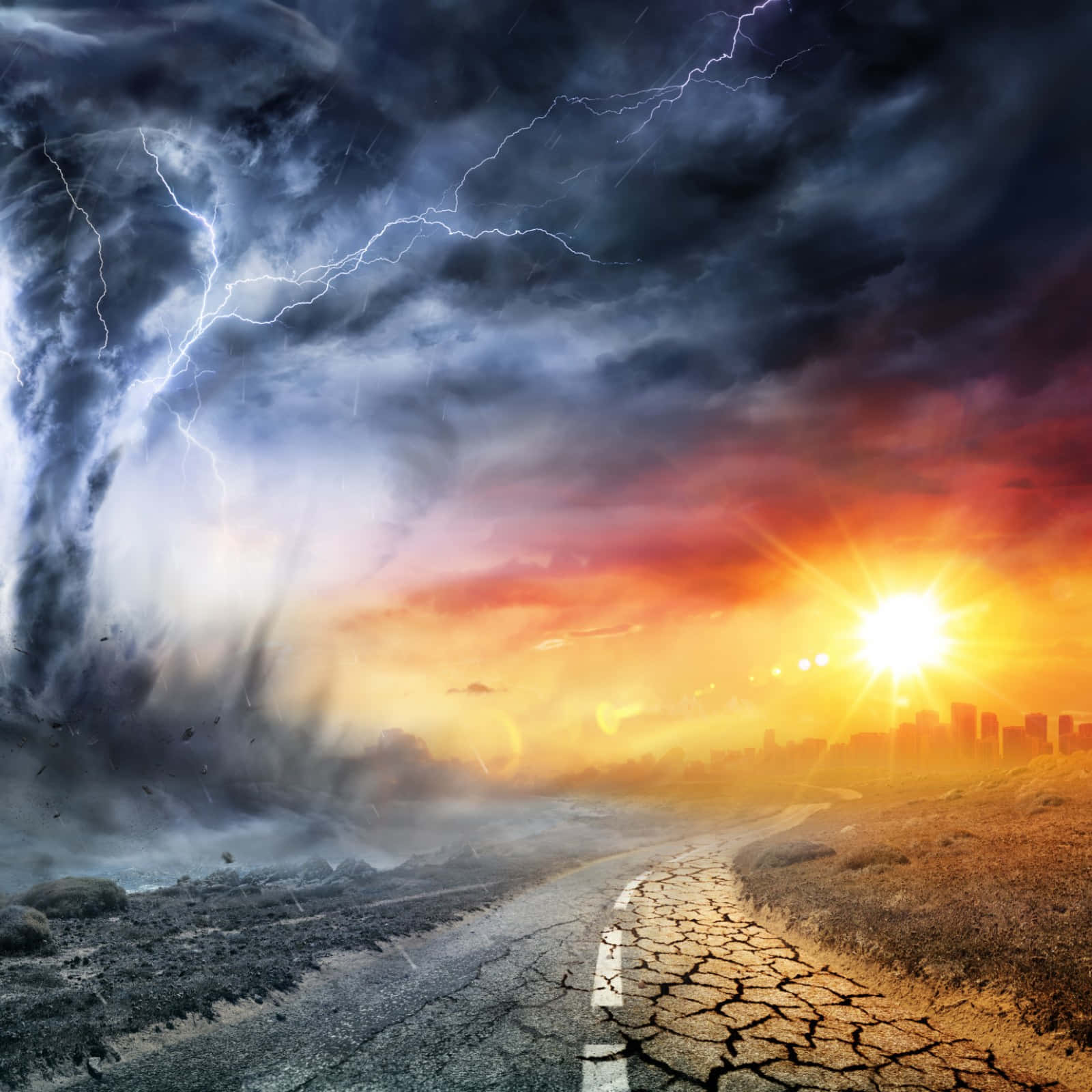 自然 桌布 壁紙 — 一條裂開的道路將閃電劃破的暴風雨天空與夕陽下發光的城市景觀分開。