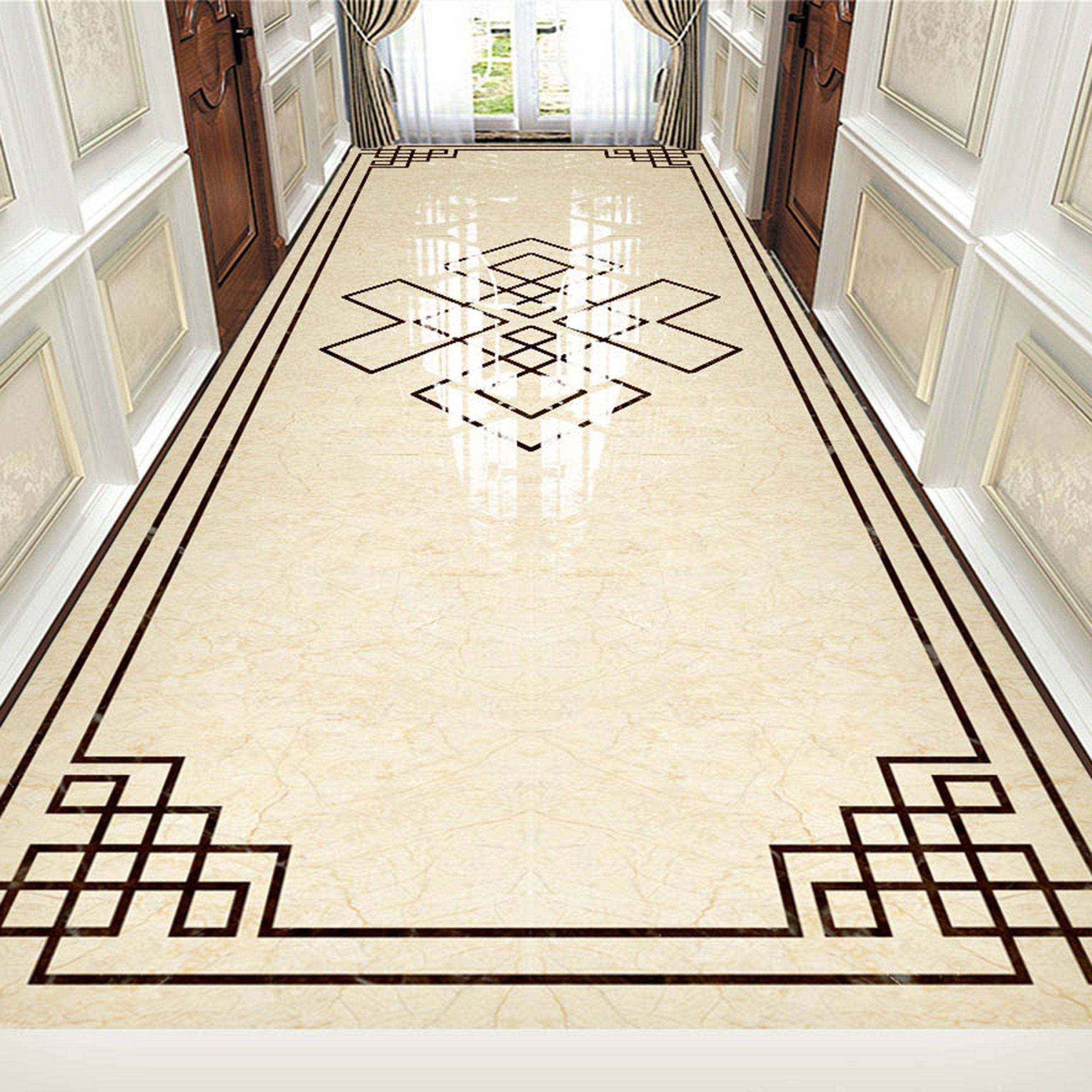 Floor Tiles 桌布 壁紙 — 一條豪華的走廊，鋪有奶油色大理石地板，帶有複雜的黑色幾何鑲嵌圖案和白色鑲板牆壁。