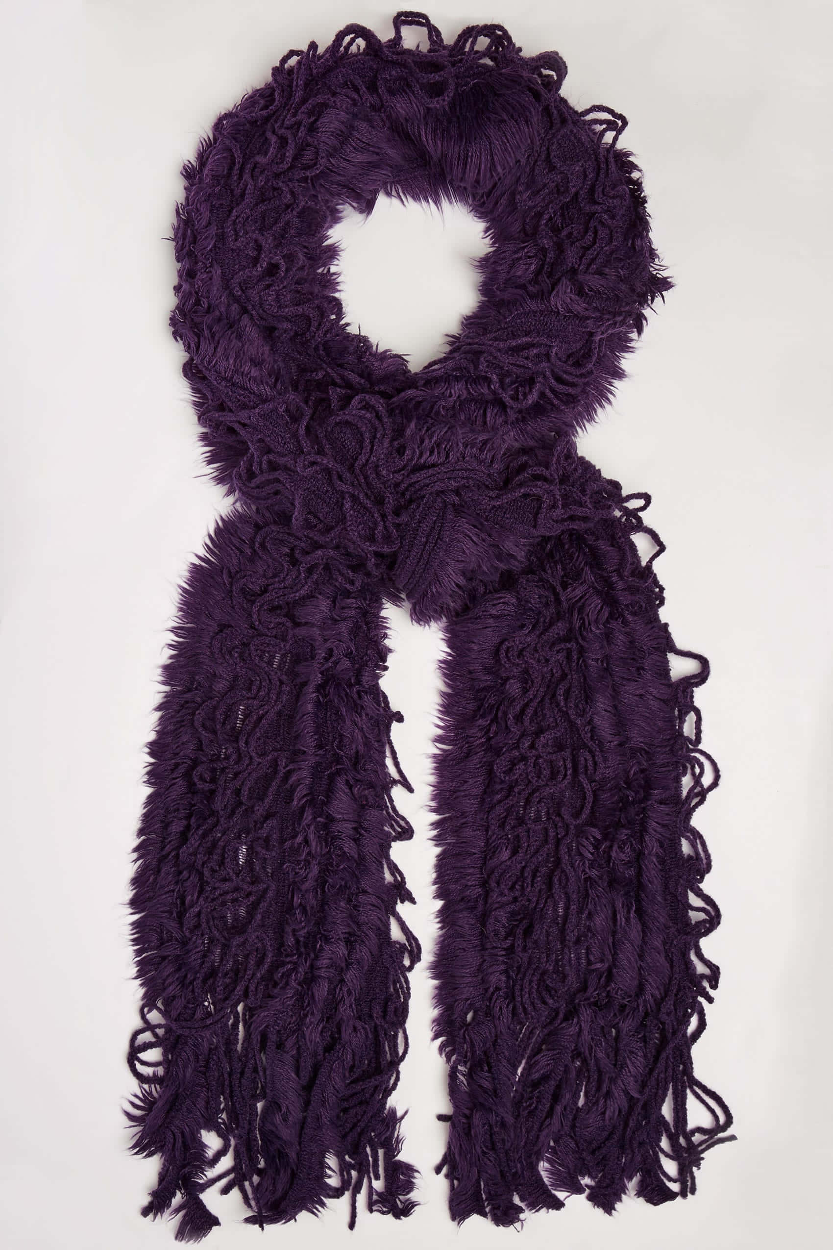 Purple Scarf 桌布 壁紙 — 一條質感豐富的紫色流蘇圍巾，帶有紋理編織環和流蘇，垂掛在純白色背景上。
