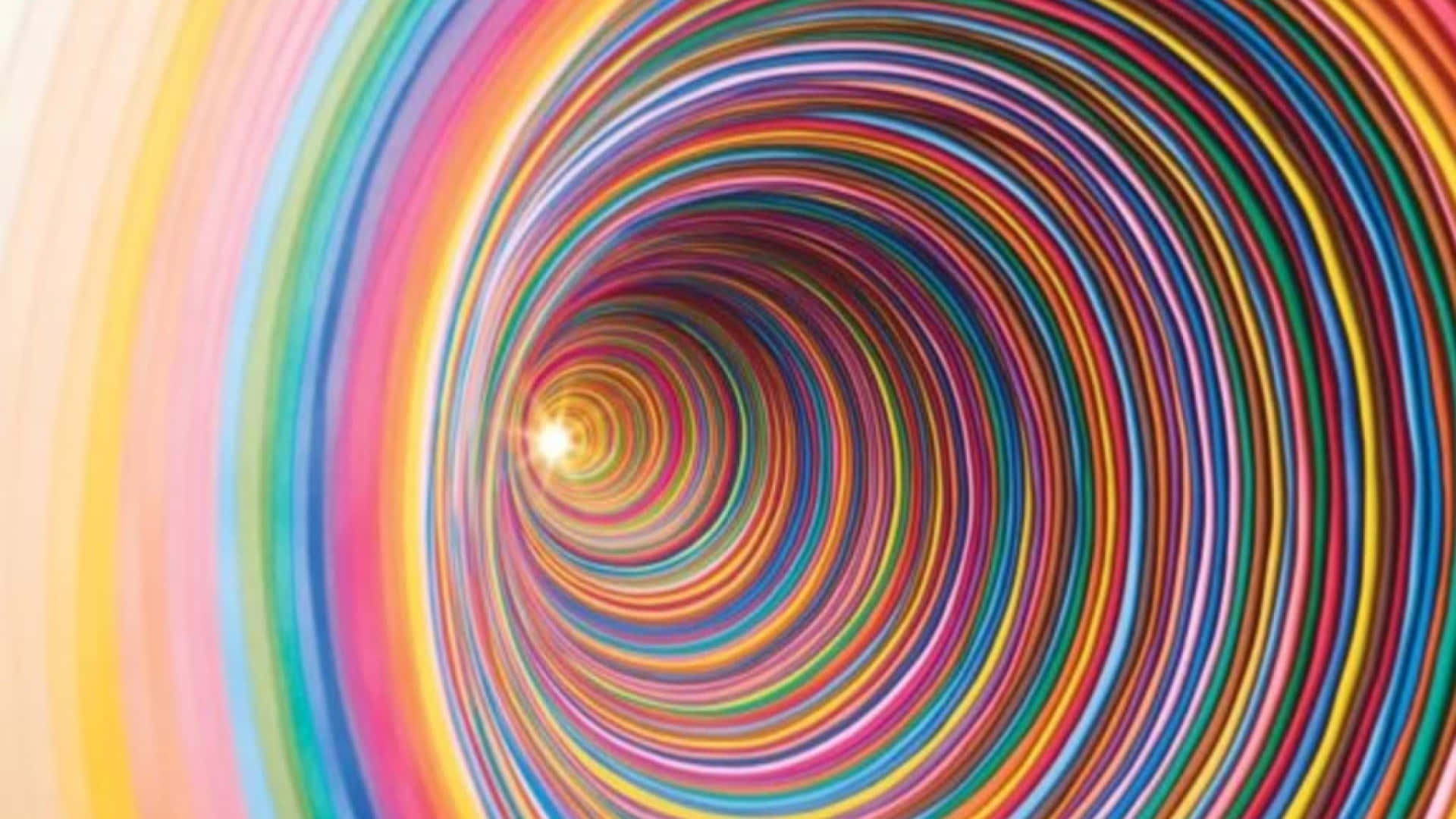 Optical Illusions 桌布 壁紙 — 一條迷人的螺旋隧道，由鮮豔的彩虹條紋匯聚到發光的中心。