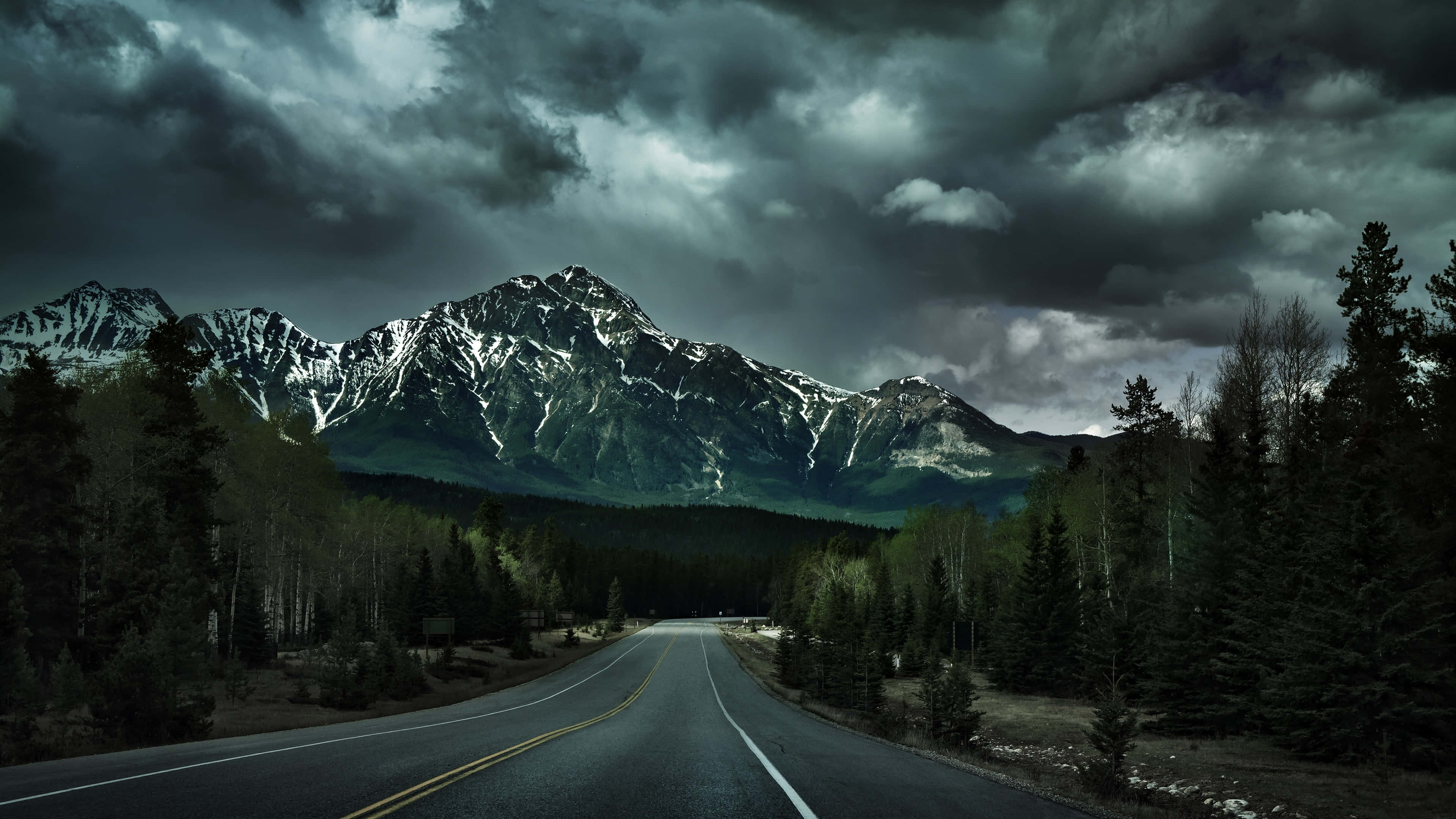 一條道路，背景有山巒與雲霧 壁紙