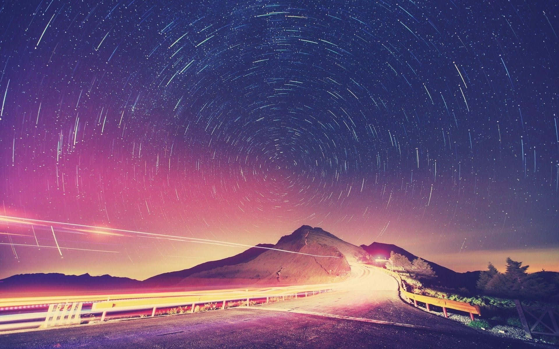 一條道路上空的星軌 壁紙
