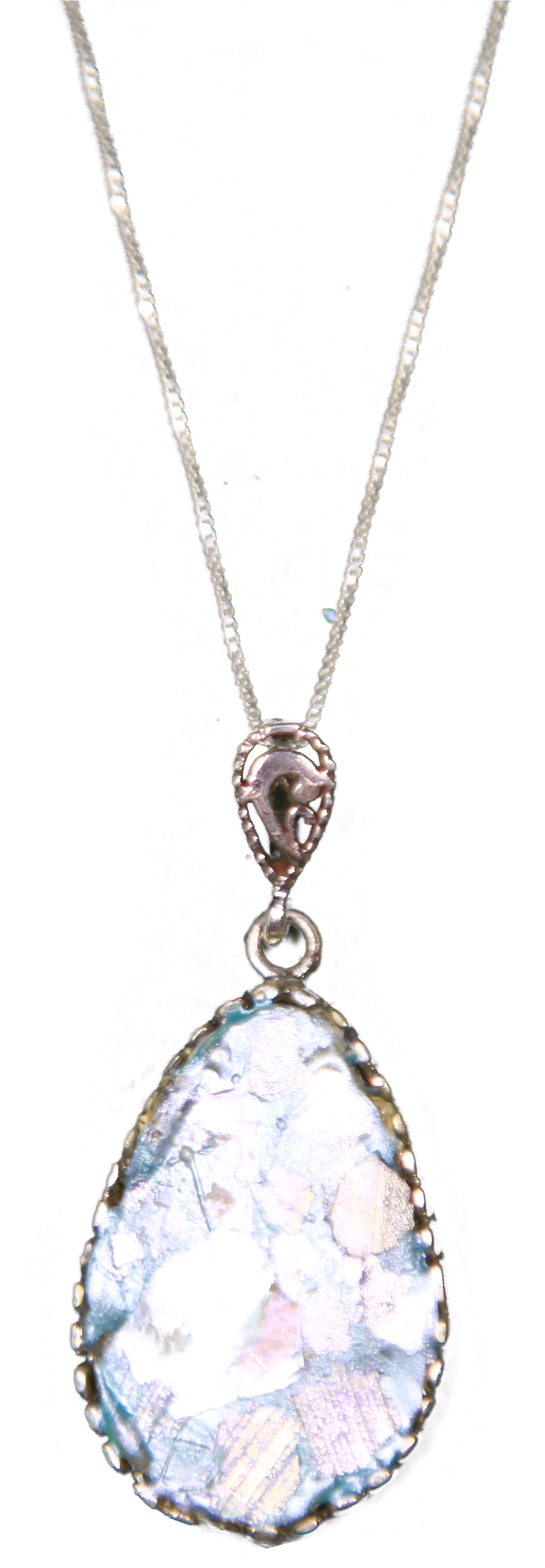 Necklace 桌布 壁紙 — 一條銀鏈項鍊，帶有淚滴形狀的拉長石吊墜，在黑色背景下閃爍著彩虹般的藍色和粉紅色光芒。