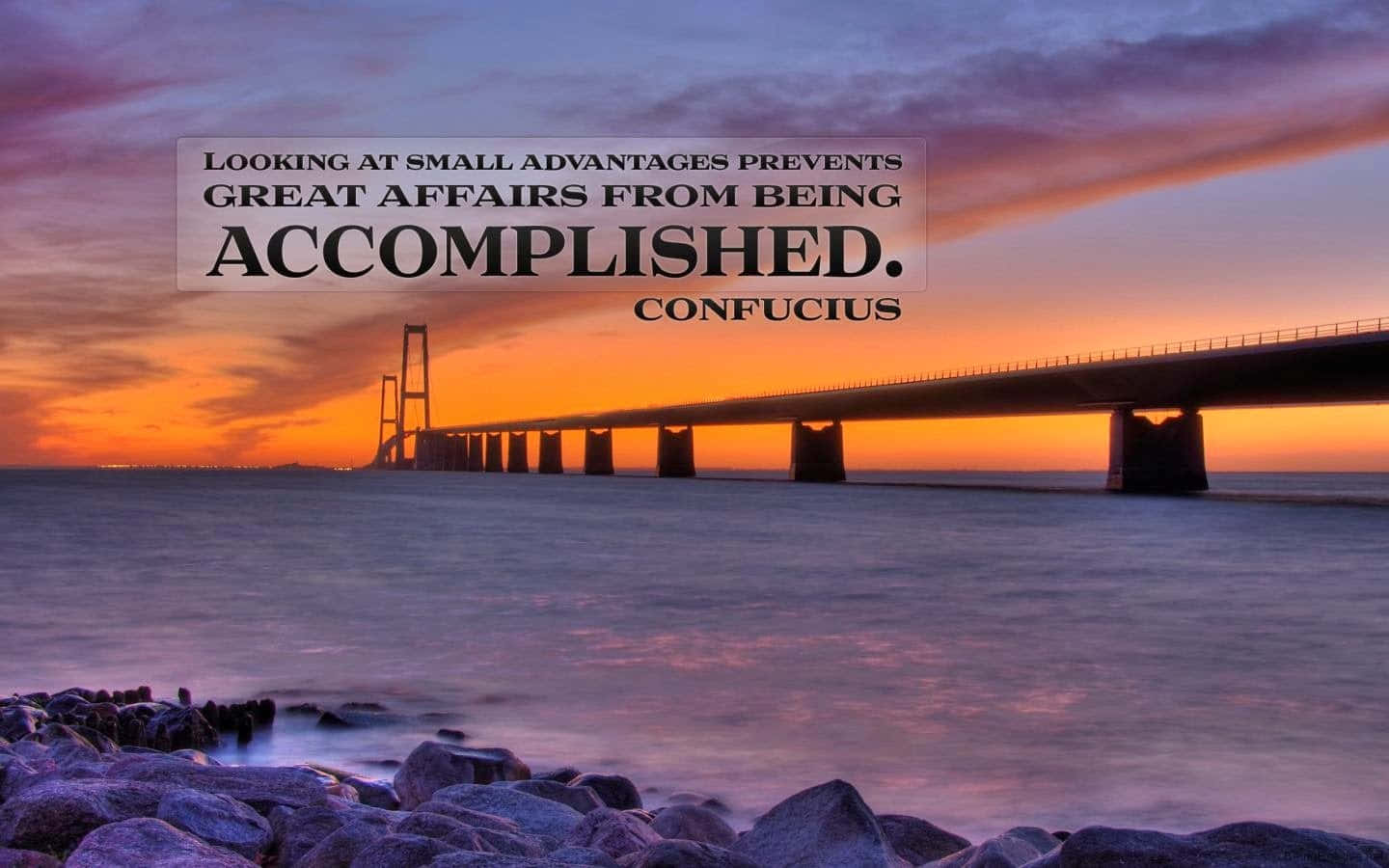 Inspirational Quotes 桌布 壁紙 — 一條長橋在日落時分延伸至平靜的水面上，並疊加了一句勵志名言。