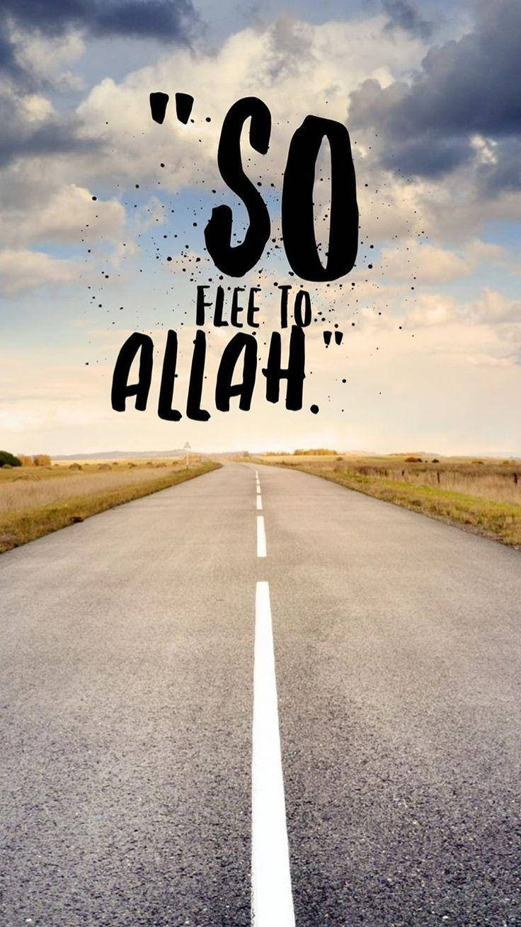 Best Islamic 桌布 壁紙 — 一條長直路在陰天下延伸至地平線，並有粗體文字疊加寫著「SO FLEE TO ALLAH。」