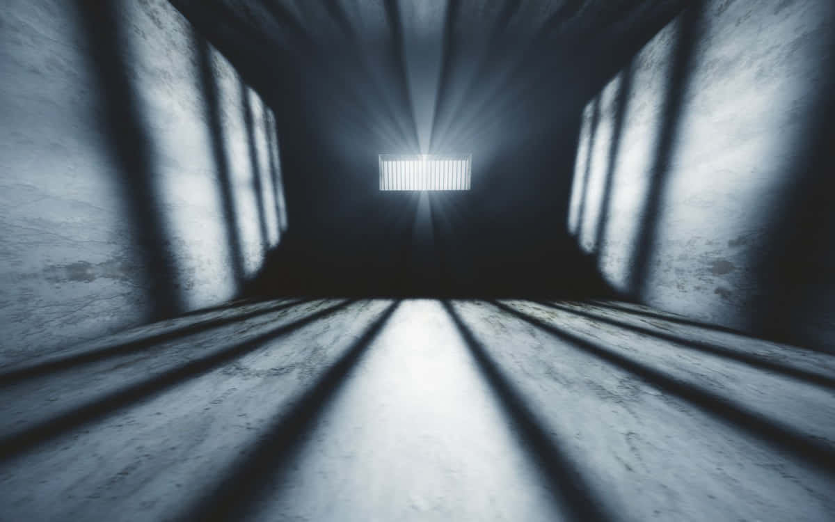 Light 桌布 壁紙 — 一條長而黑暗的混凝土隧道，末端有鐵欄窗戶射出強烈的光束。