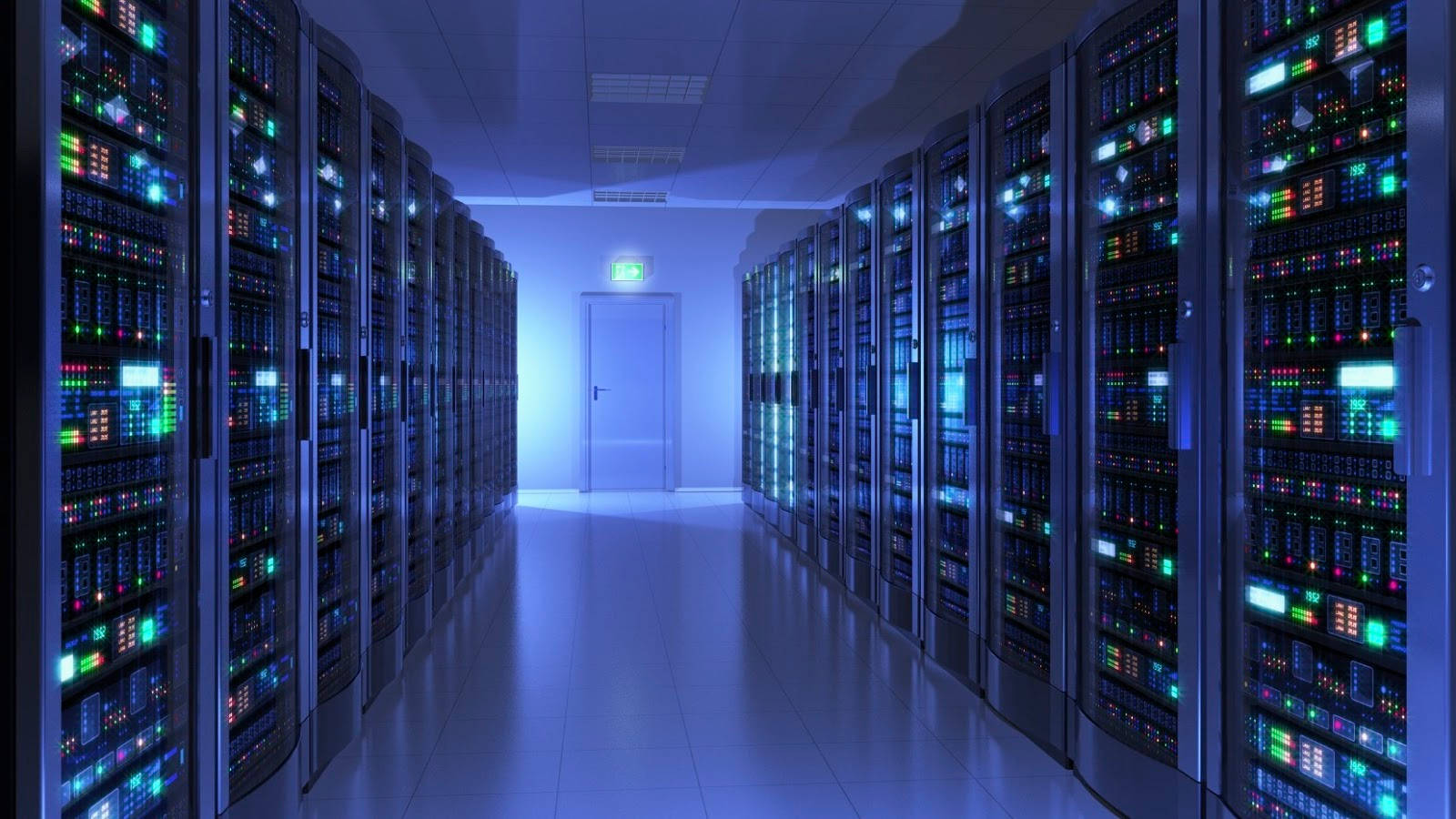 Internet 桌布 壁紙 — 一條長長的伺服器機架走廊，在昏暗的資料中心中閃爍著五彩燈光。