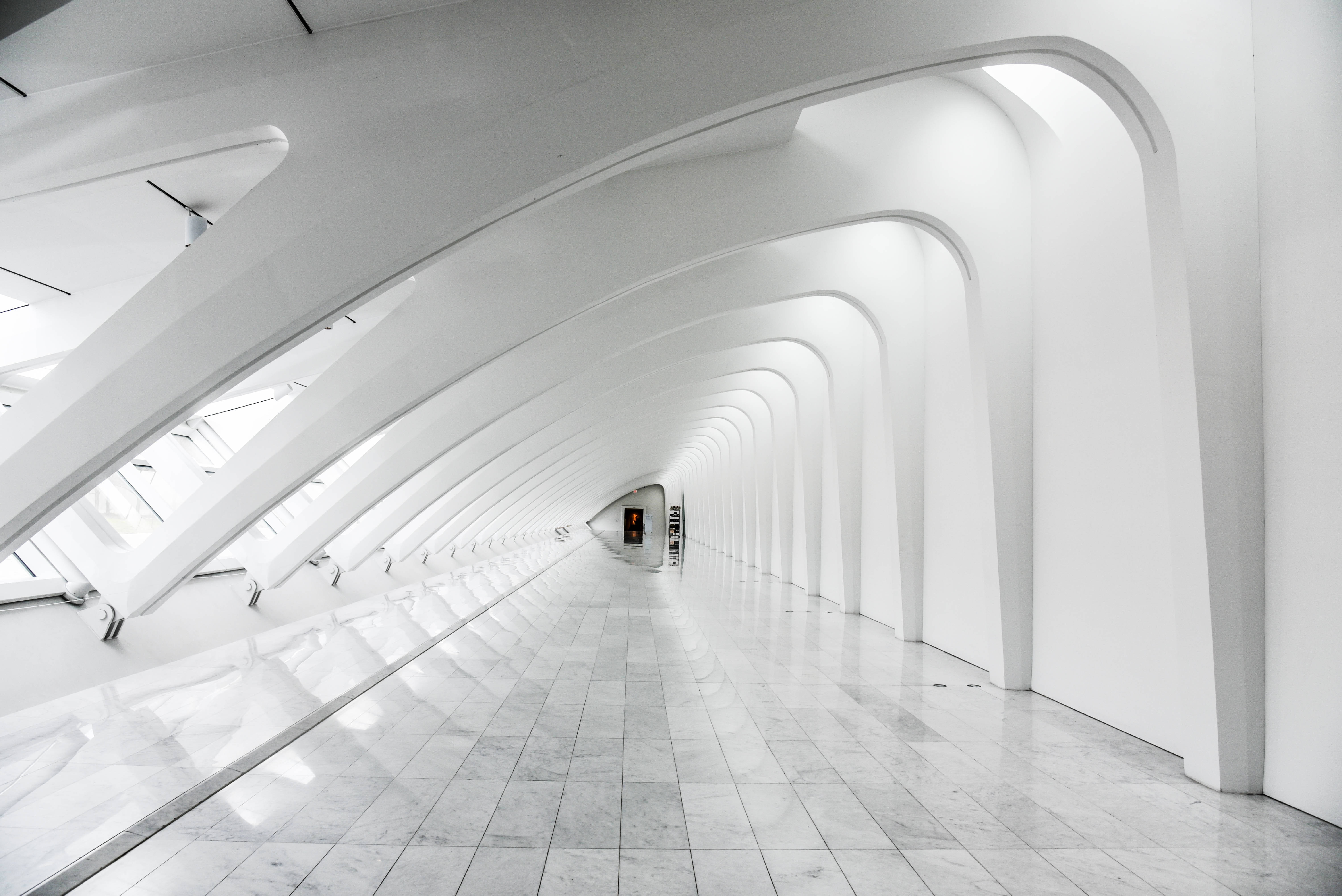 Architecture 桌布 壁紙 — 一條長長的白色拱形走廊，鋪有瓷磚地板和玻璃欄杆，向遠方延伸。