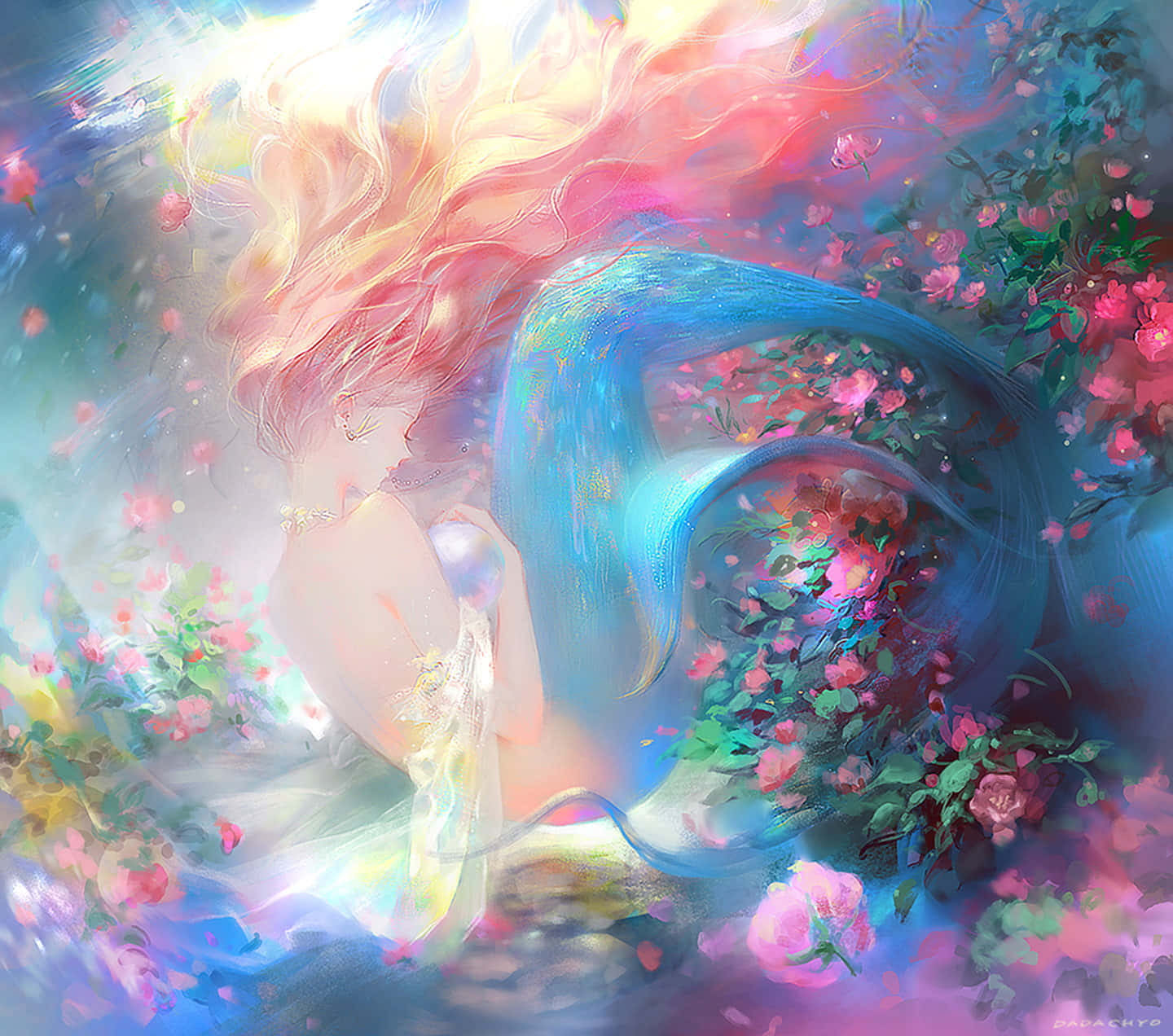 美人魚 桌布 壁紙 — 一條閃亮的人魚，擁有飄逸的彩虹色頭髮和藍色尾巴，在夢幻空靈的水下花園中，在發光的粉紅玫瑰間休息。