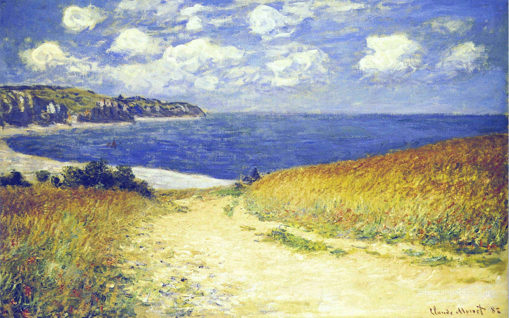 Monet 桌布 壁紙 — 一條陽光普照的海岸小徑蜿蜒穿過金色草地，通往多雲天空下的藍色大海。