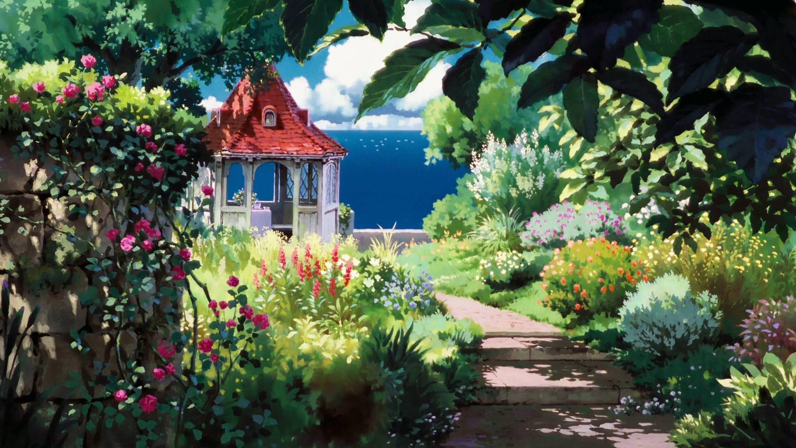 Studio 桌布 壁紙 — 一條陽光普照的花園小徑通往一個紅頂涼亭，俯瞰海洋，周圍環繞著茂密的樹葉和盛開的花朵。