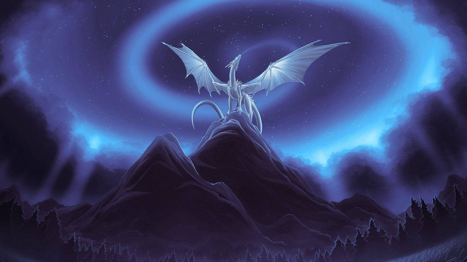 Ice Dragon 桌布 壁紙 — 一條雄偉的白龍在繁星點點的夜空下，於旋轉的藍色極光中翱翔在崎嶇的山峰之上。