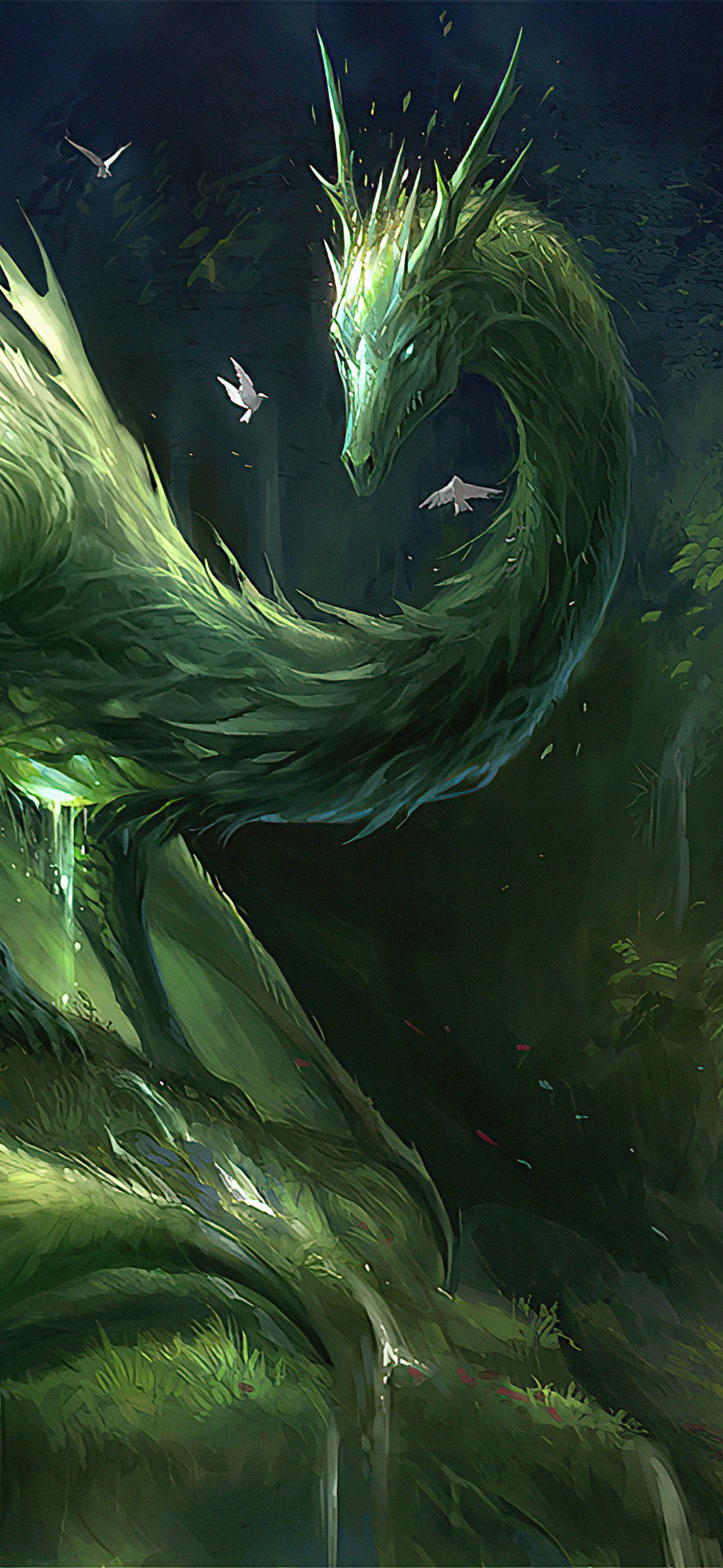 Green Dragon 桌布 壁紙 — 一條雄偉的綠色龍，眼睛發光，在黑暗的森林中盤繞，小鳥在牠頭附近飛翔。