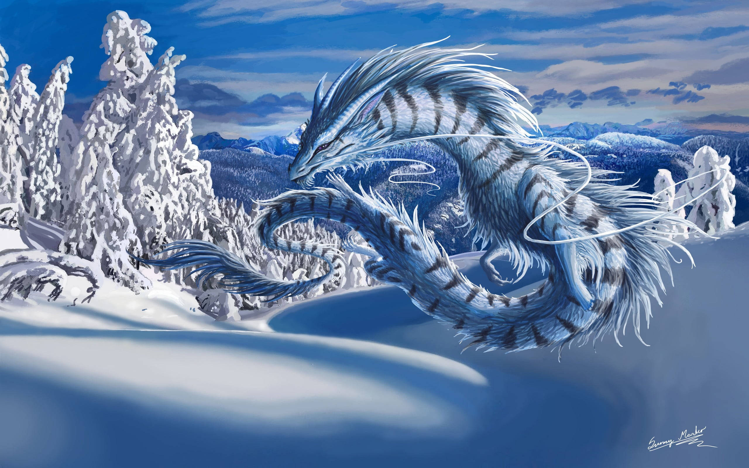 Water Dragon 桌布 壁紙 — 一條雄偉的藍白條紋龍在明亮的藍天下優雅地滑翔在白雪覆蓋的山地景觀上，樹木覆蓋著霜。