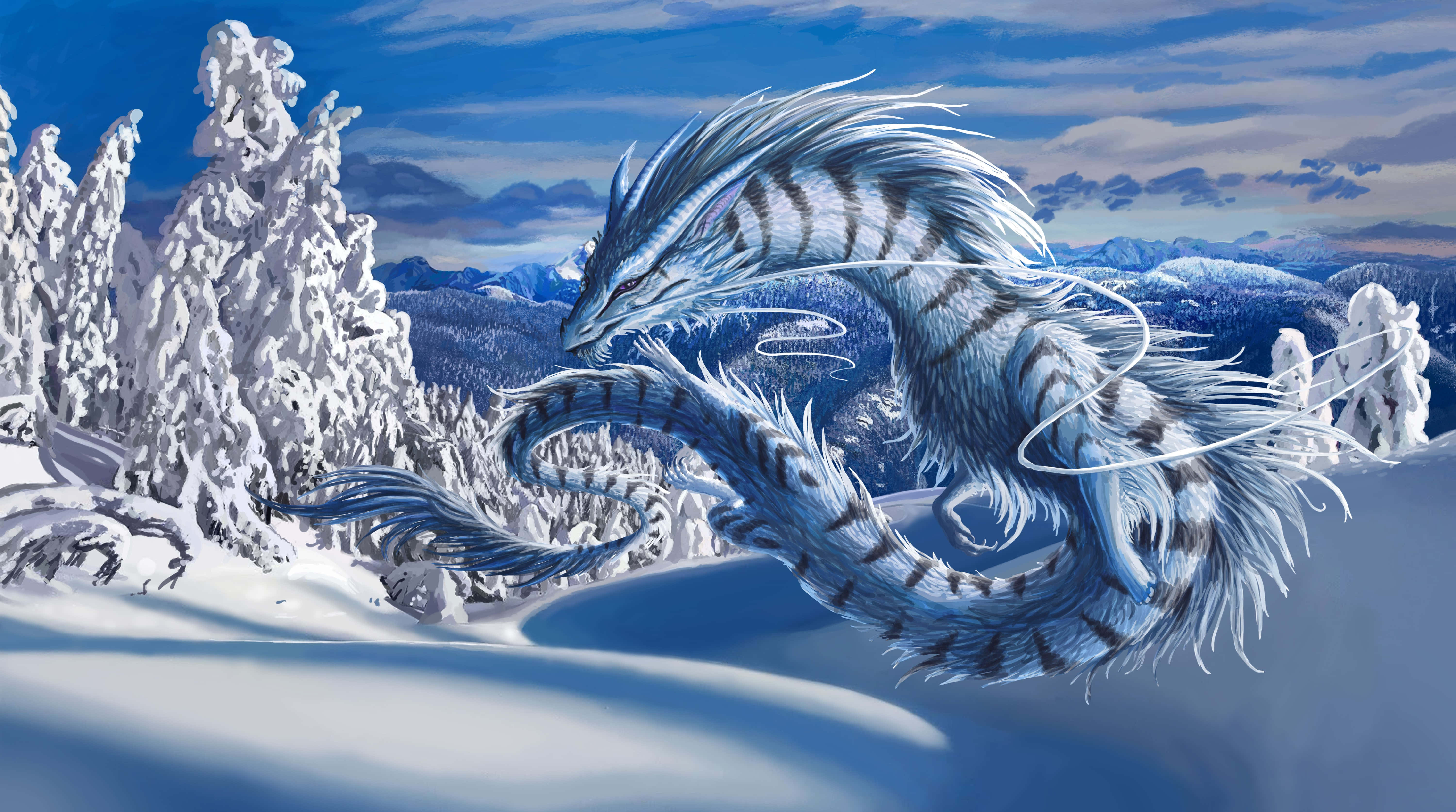 Mythical Dragon 桌布 壁紙 — 一條雄偉的藍白條紋龍在明亮的藍天下優雅地滑翔在白雪覆蓋的山景之上。