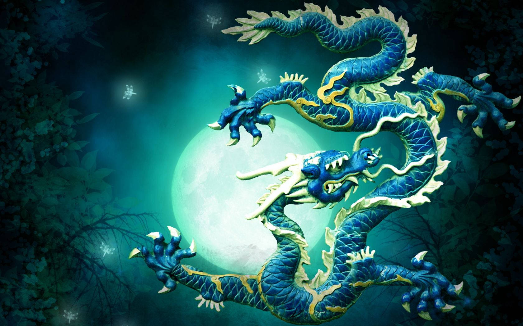 龍 桌布 壁紙 — 一條雄偉的藍色龍，帶有金色點綴，纏繞著夜間神秘森林中發光的滿月。