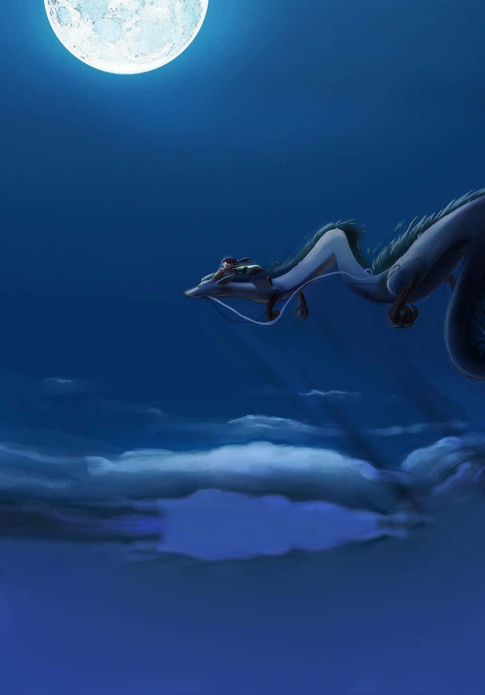 Haku Spirited Away Phone 桌布 壁紙 — 一條雄偉的藍龍在月光照耀的雲層中翱翔，下方是閃爍的滿月，襯托著寧靜的夜空。