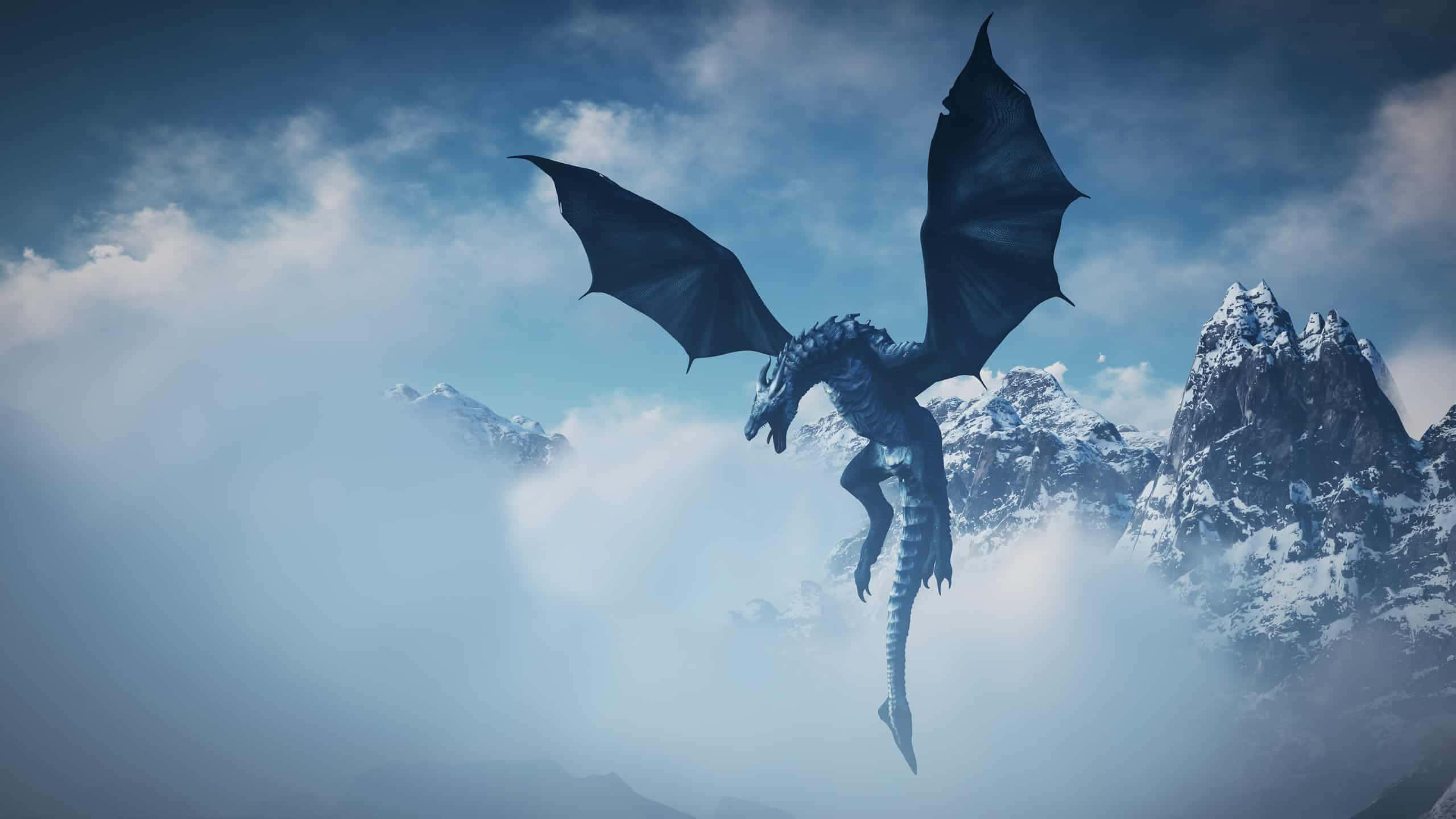 Dragons 桌布 壁紙 — 一條雄偉的藍龍在陰天中穿過霧雲，翱翔於積雪覆蓋的山峰之上。