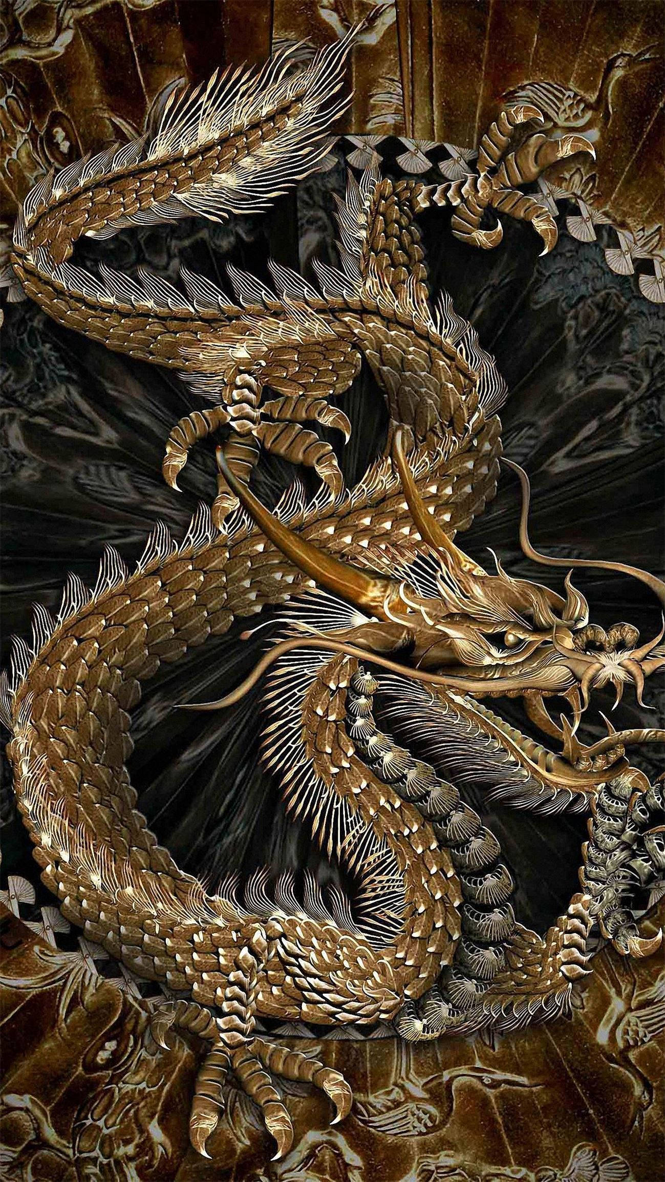 Japanese Dragon Tattoo 桌布 壁紙 — 一條雄偉的金龍，帶有精細的鱗片，在黑暗華麗的背景上動態盤繞。
