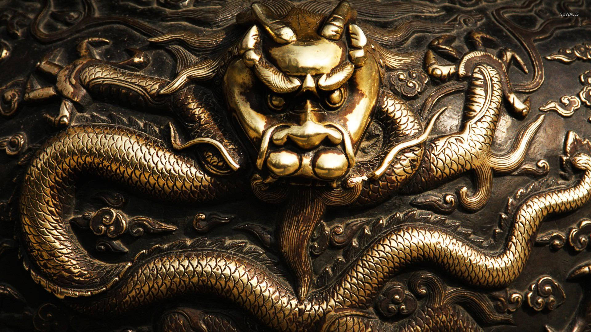 金龍 桌布 壁紙 — 一條雄偉的金龍，帶有複雜的鱗片和兇猛的表情，從華麗的深色金屬工藝中浮現。