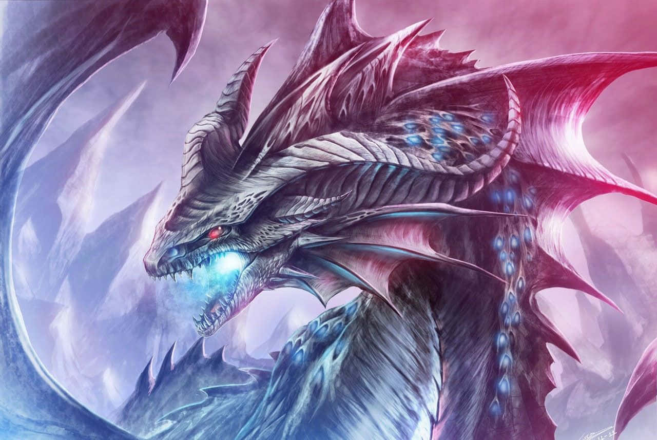 Dragon Profile 桌布 壁紙 — 一條雄偉的龍，擁有發光的藍色眼睛和冰冷的氣息，對著旋轉的紫色和藍色風暴背景咆哮。