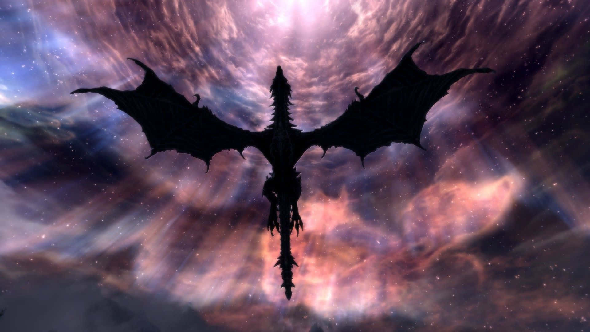 Skyrim Alduin 桌布 壁紙 — 一條雄偉的龍剪影在充滿活力的宇宙星雲中翱翔，星雲散發著粉紅色、紫色和藍色的光芒。